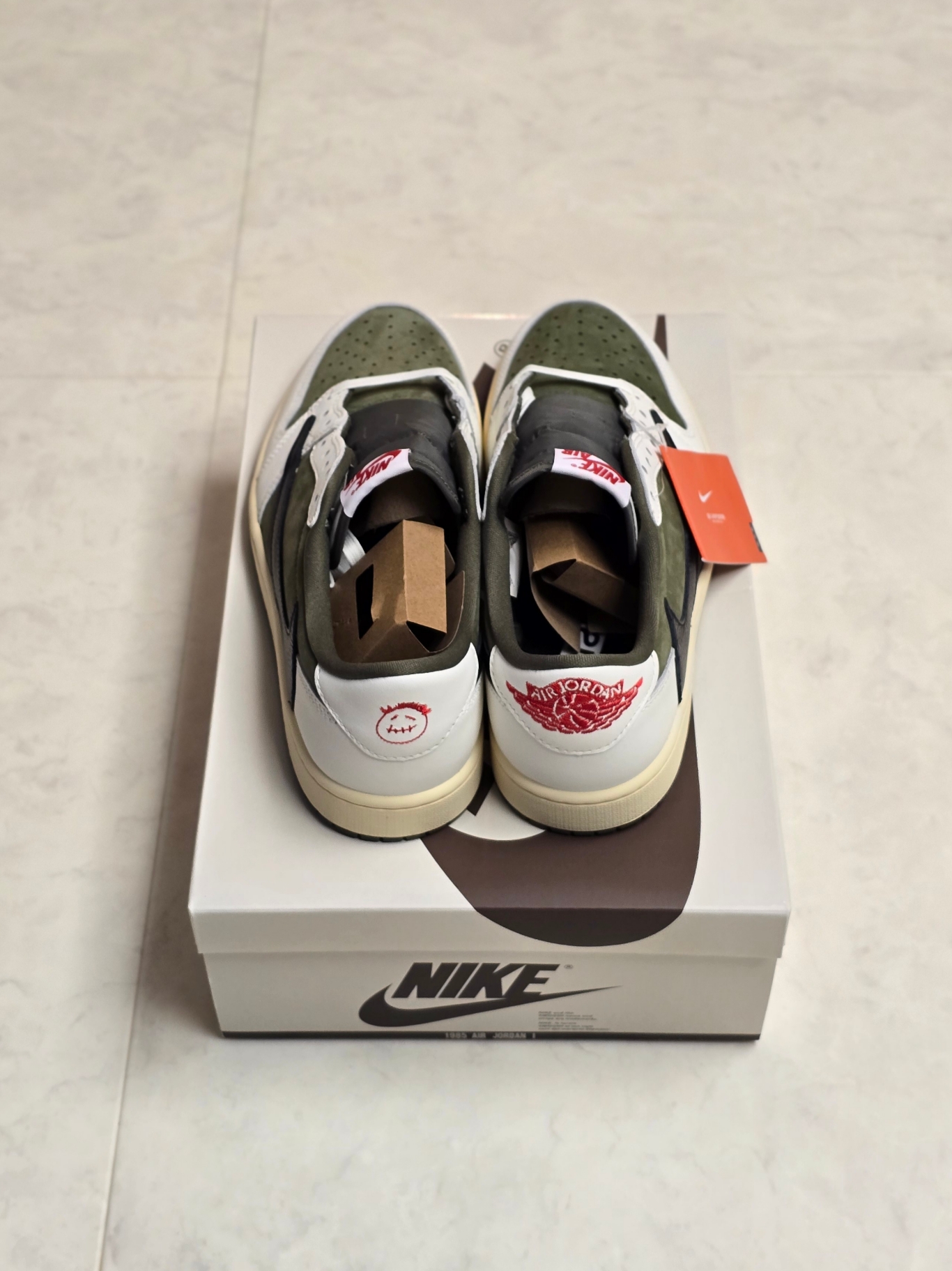 Jordan 1 x Travis Scott Retro Low OG SP Reverse Olive 착용 스타일 - 3