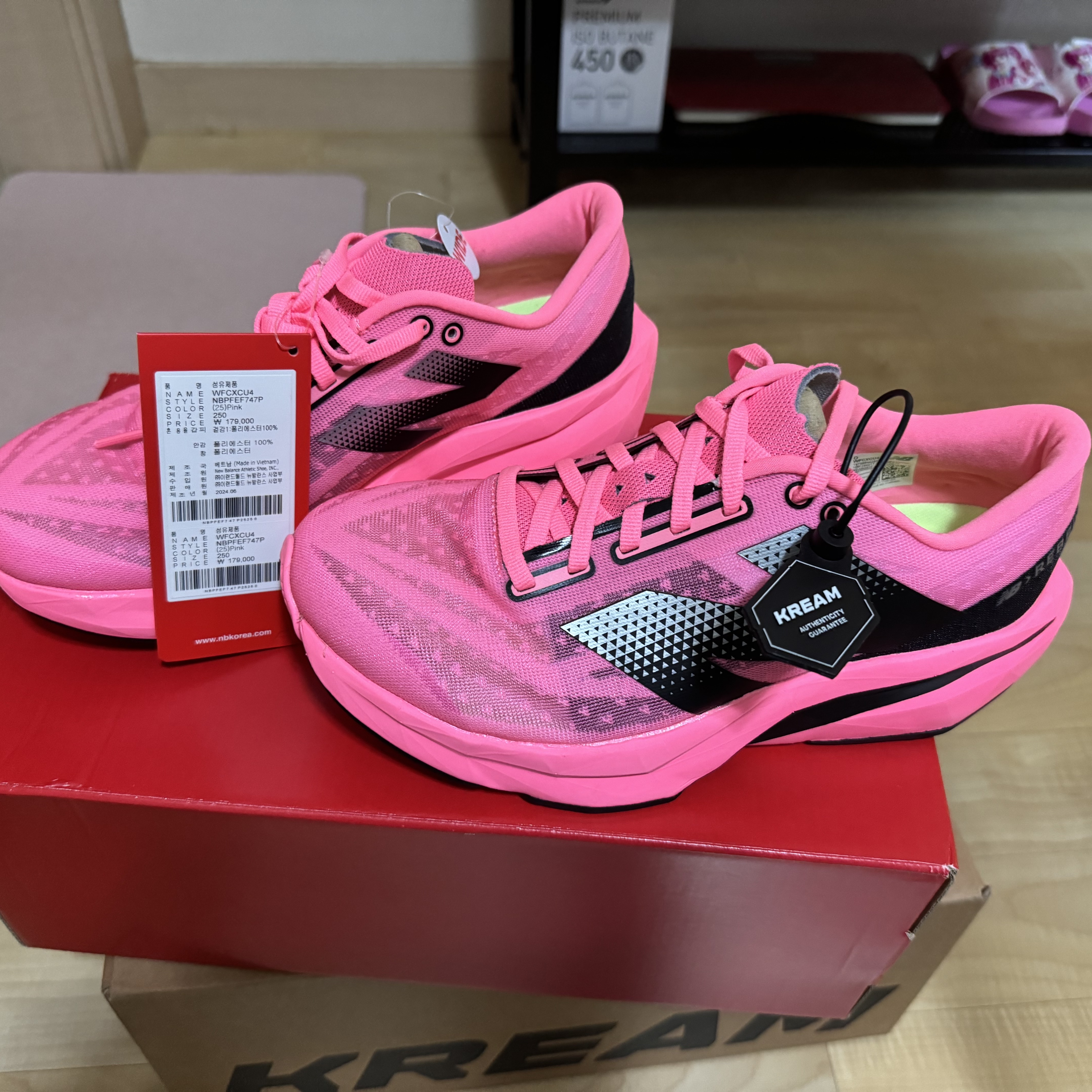 (W) New Balance FuelCell Rebel v4 Ultra Pink Black - D Wide 착용 스타일 - 1