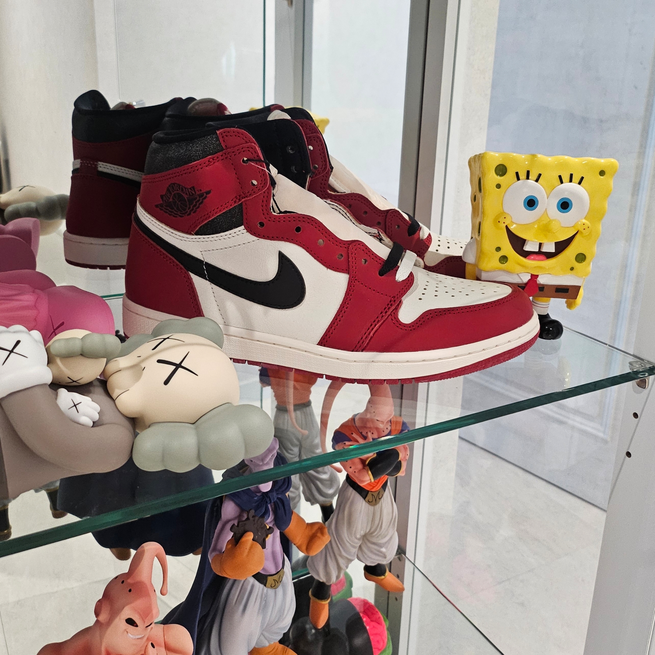 Jordan 1 Retro High OG Chicago 2022, Kaws Holiday Singapore Vinyl Figure Brown 착용 스타일