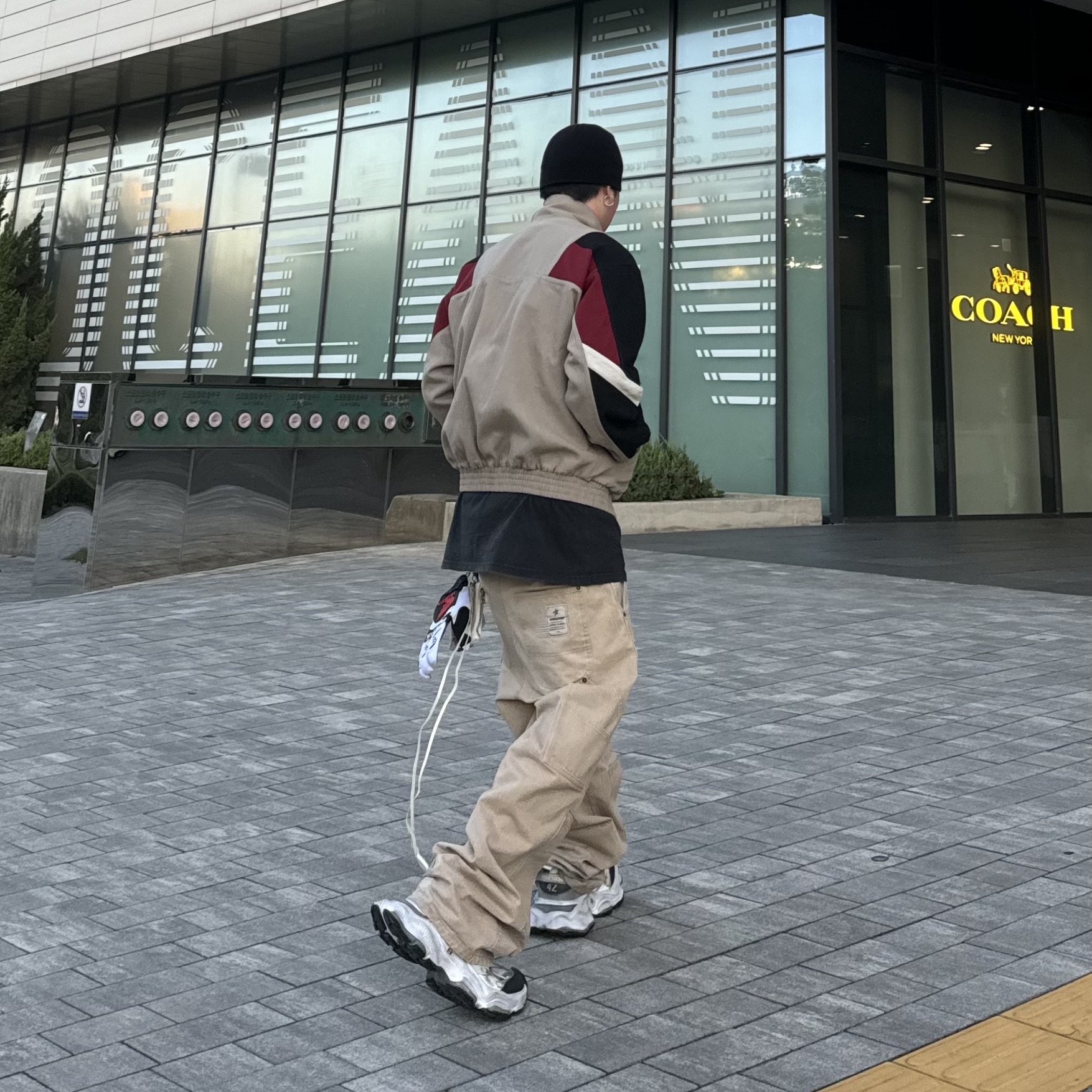 Thisisneverthat x Grateful Dead Dancing Bears Wallet Stone, Balenciaga Cargo Sneakers White Grey 착용 스타일 - 2