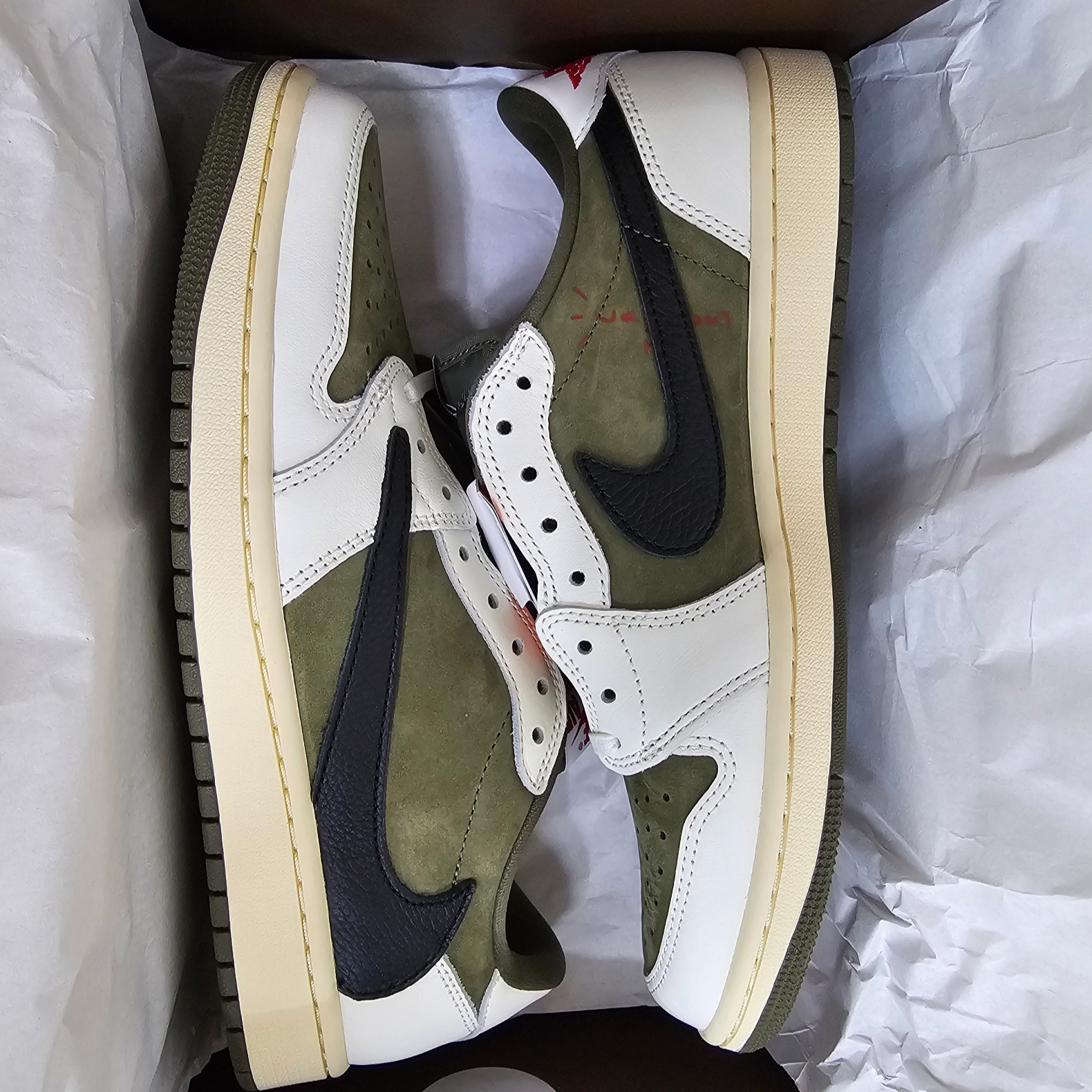 Jordan 1 x Travis Scott Retro Low OG SP Reverse Olive 착용 스타일