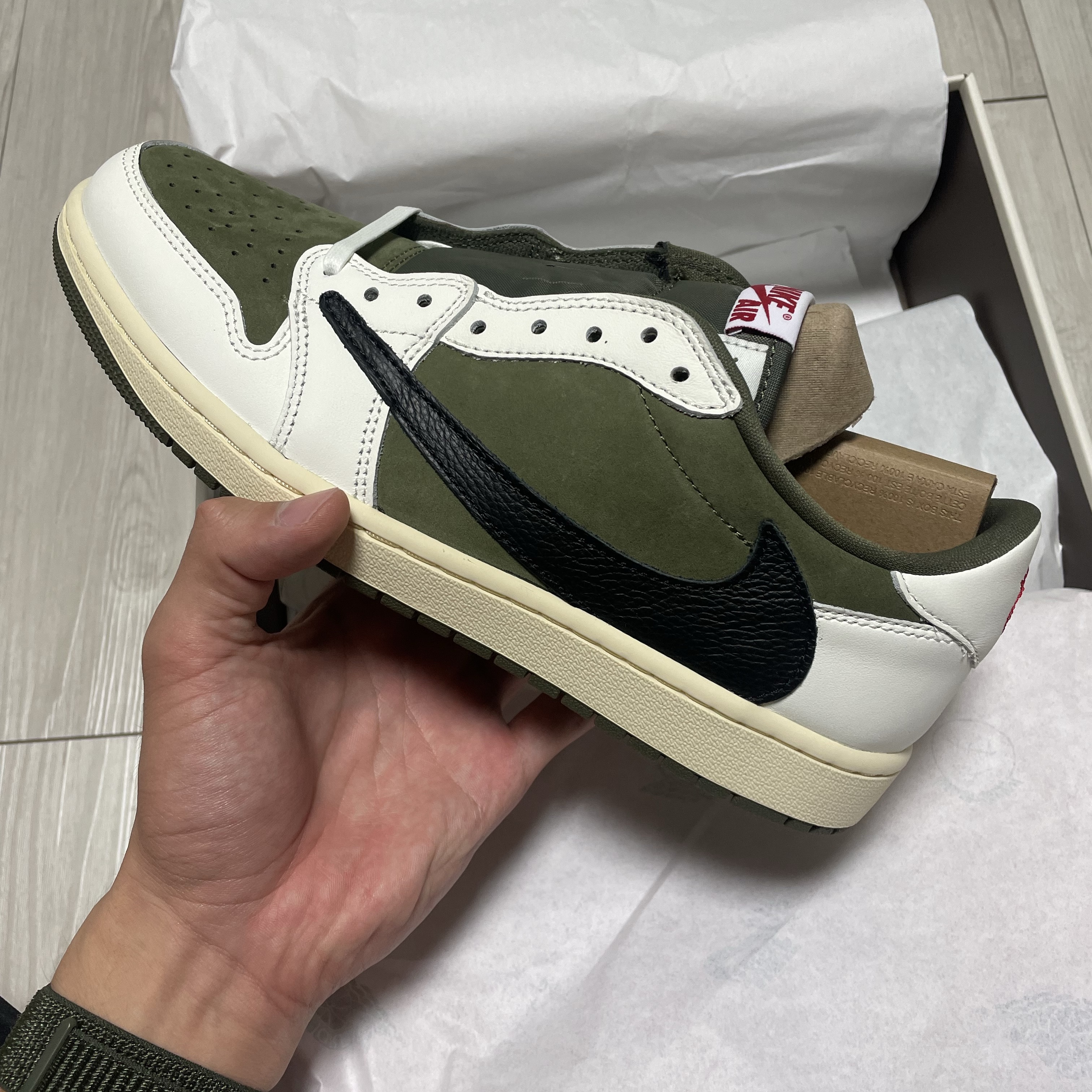 Jordan 1 x Travis Scott Retro Low OG SP Reverse Olive 착용 스타일