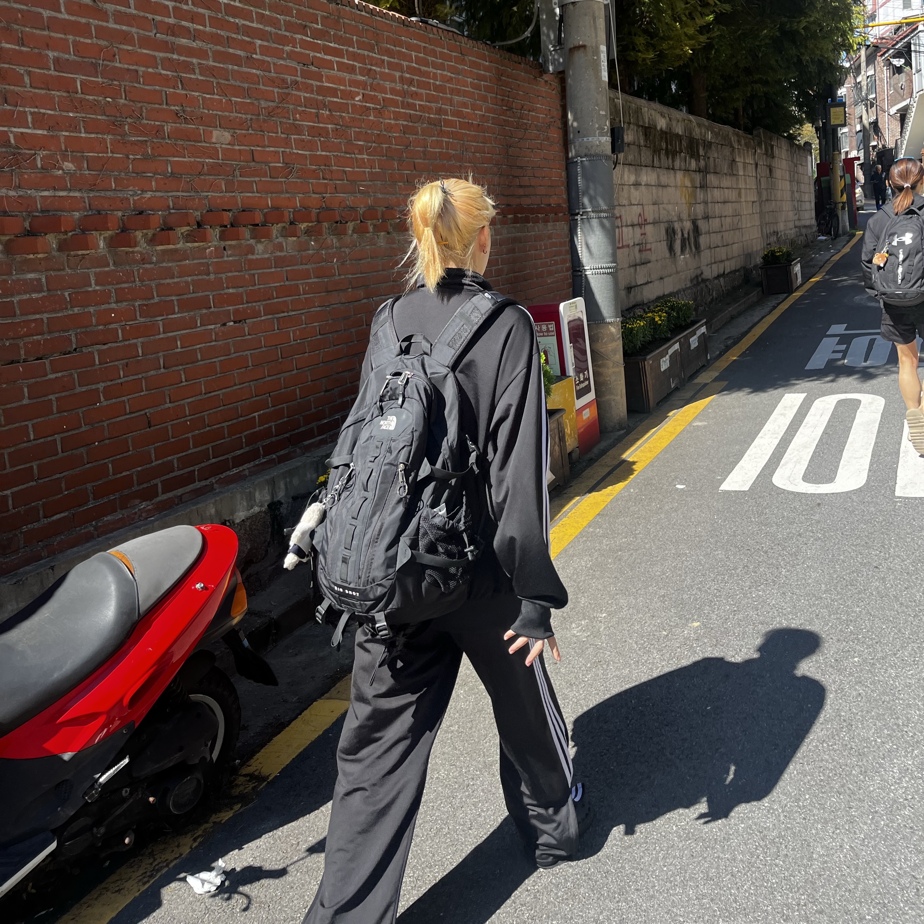 Monamhee x NOS7 SON.hee Keyring Cream, The North Face Big Shot Black 착용 스타일 - 3