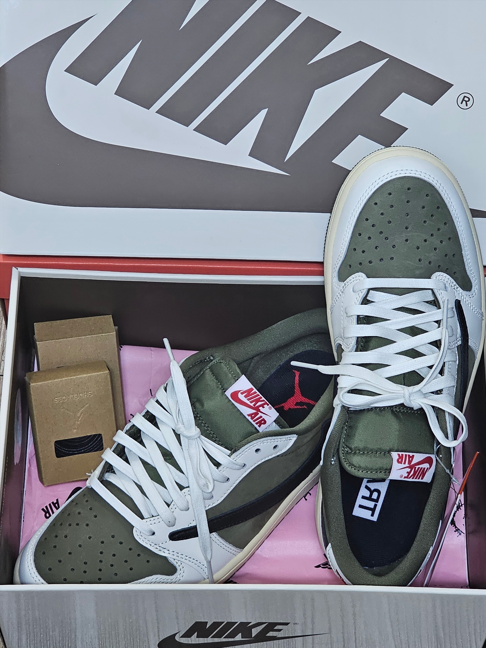 Jordan 1 x Travis Scott Retro Low OG SP Reverse Olive 착용 스타일