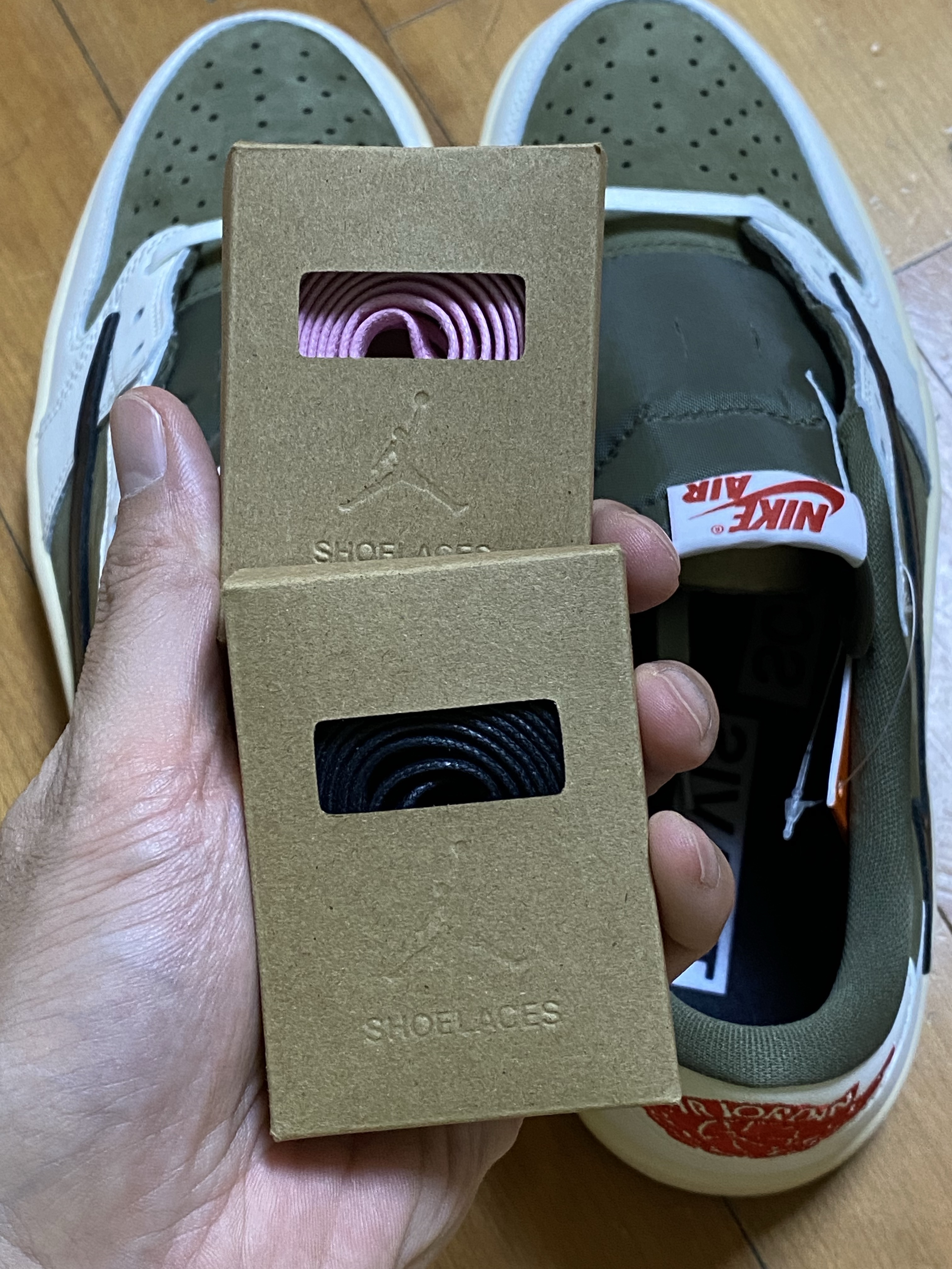 Jordan 1 x Travis Scott Retro Low OG SP Reverse Olive 착용 스타일 - 6