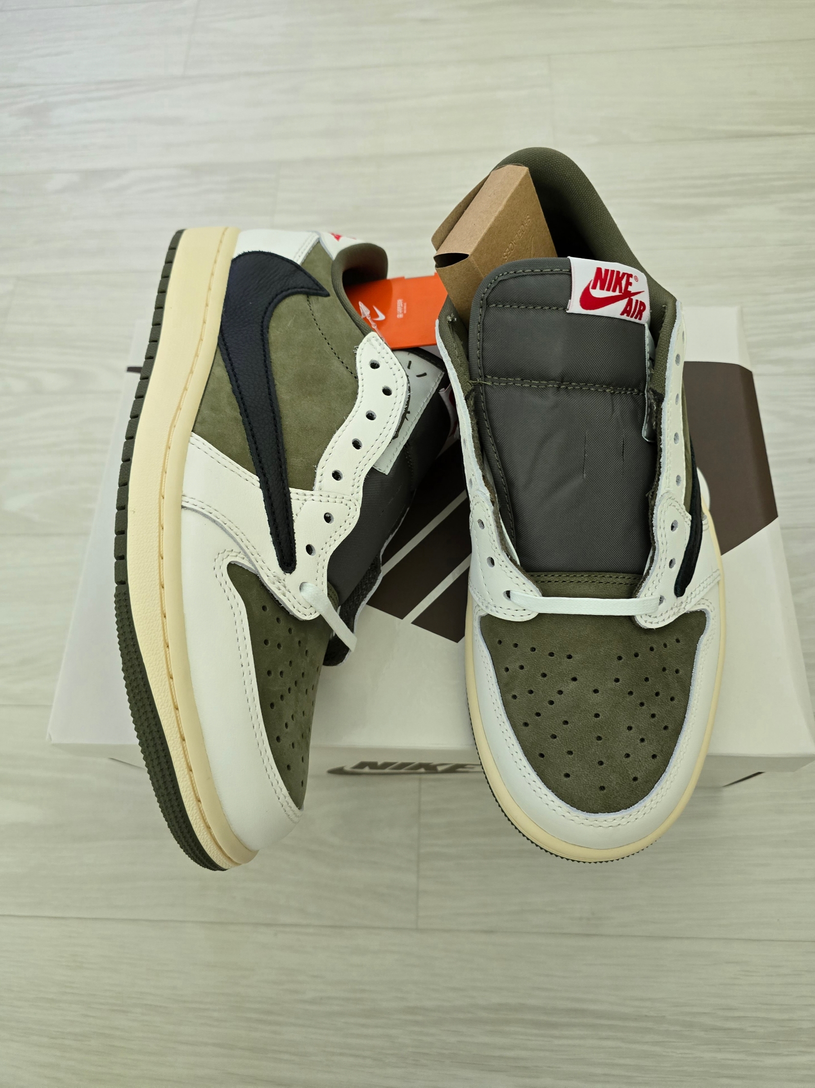 Jordan 1 x Travis Scott Retro Low OG SP Reverse Olive 착용 스타일 - 2