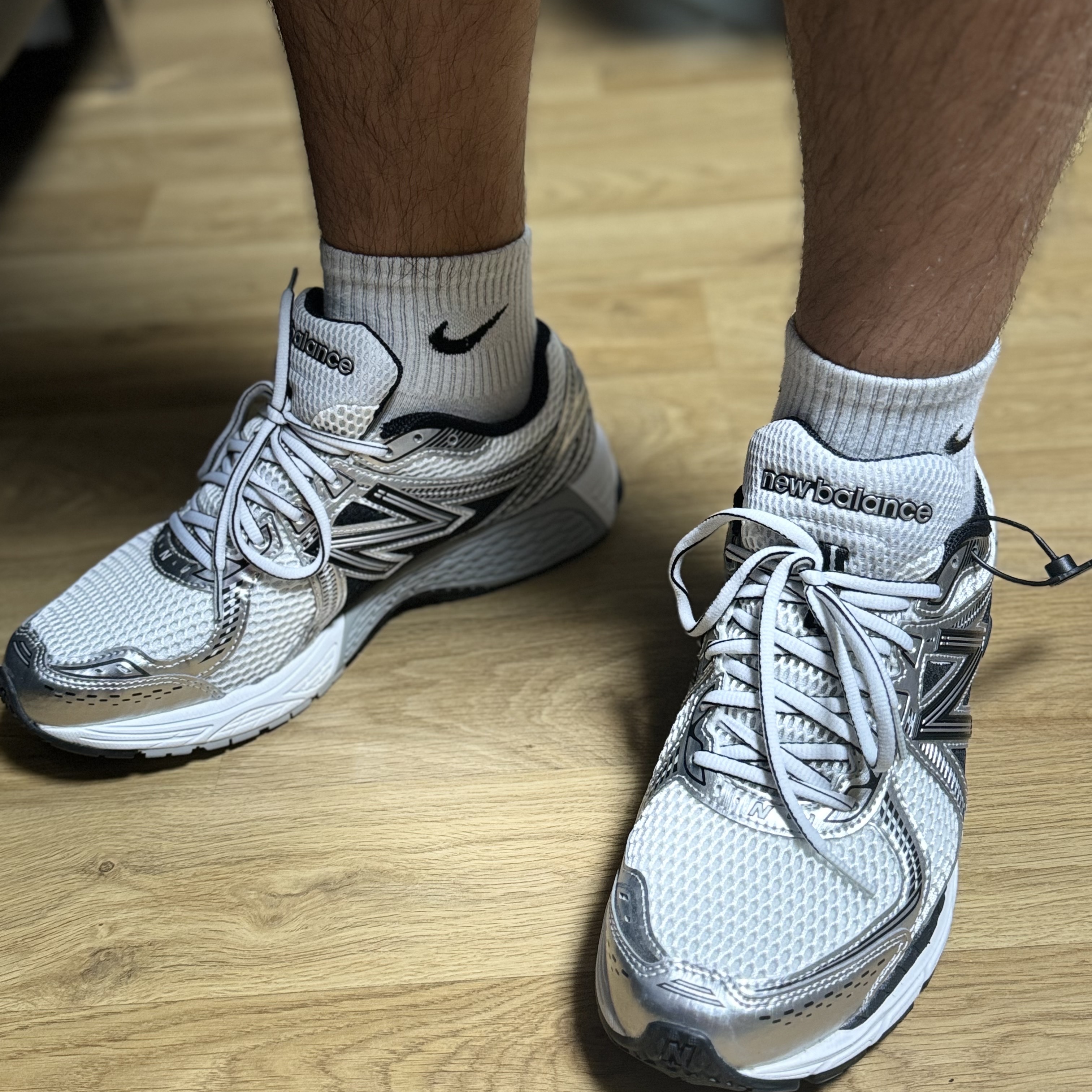 New Balance 860v2 White Black 착용 스타일 - 2