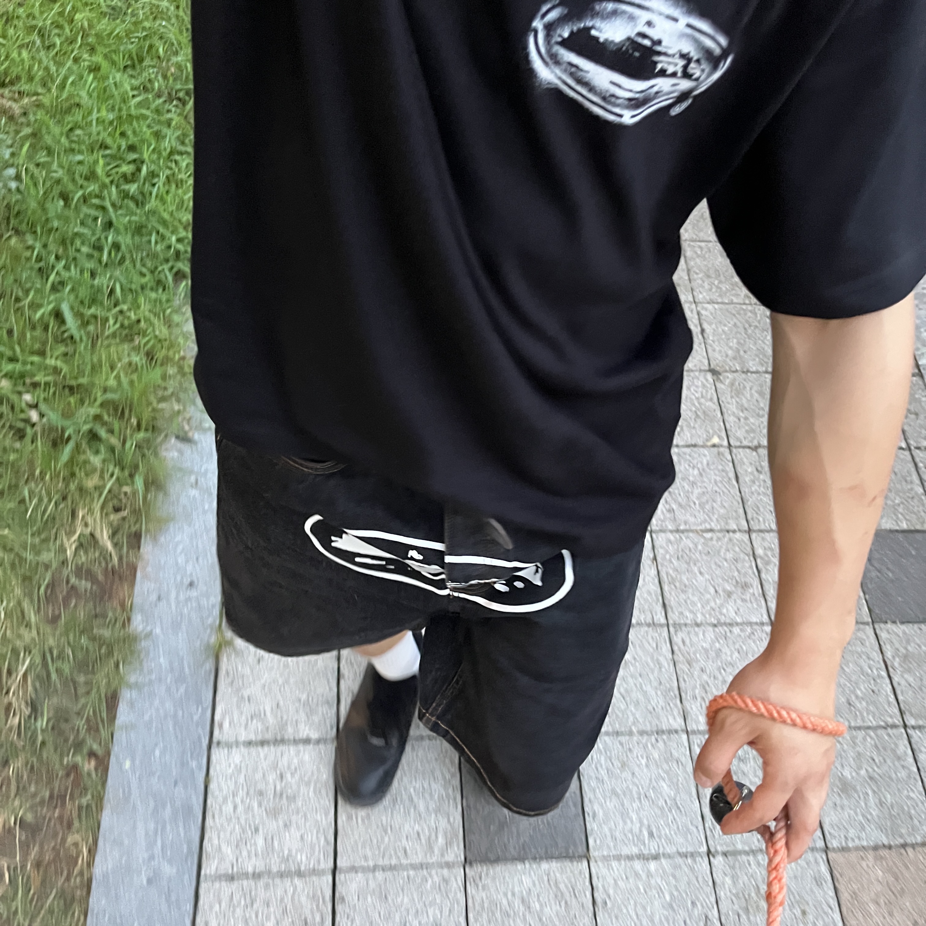 Corteiz Alcatraz Denim Shorts Washed Black, Corteiz Island Stencil T-Shirt New Blank Black 착용 스타일