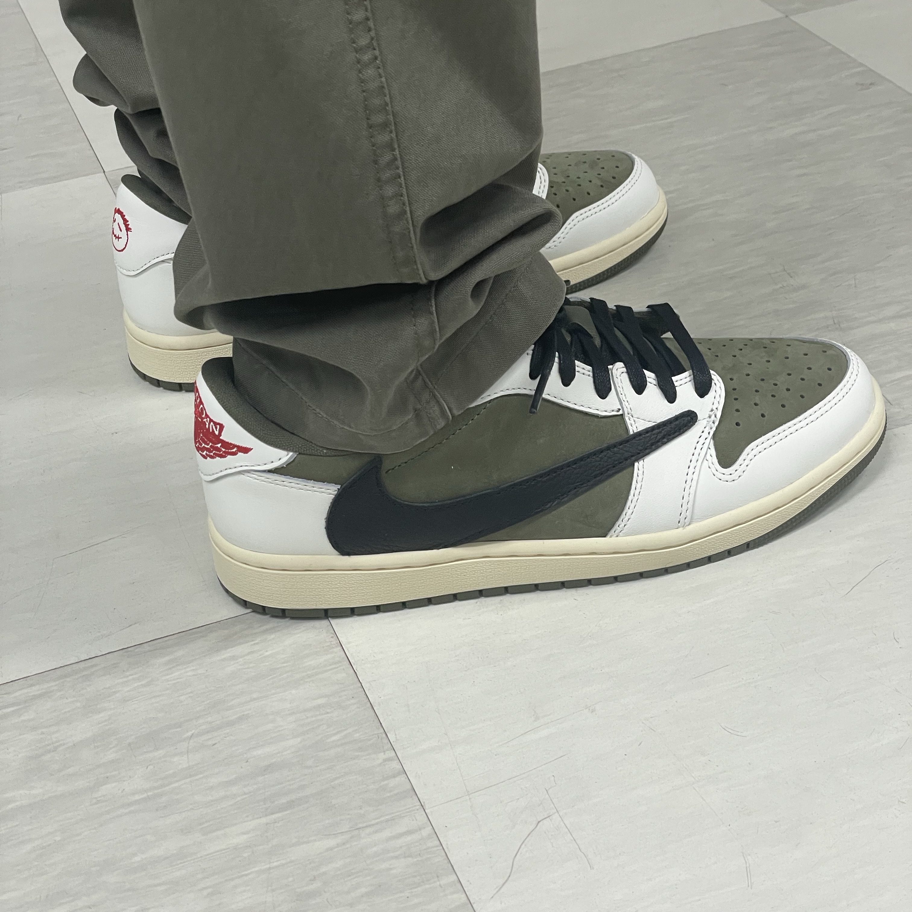 Jordan 1 x Travis Scott Retro Low OG SP Reverse Olive 착용 스타일 - 1