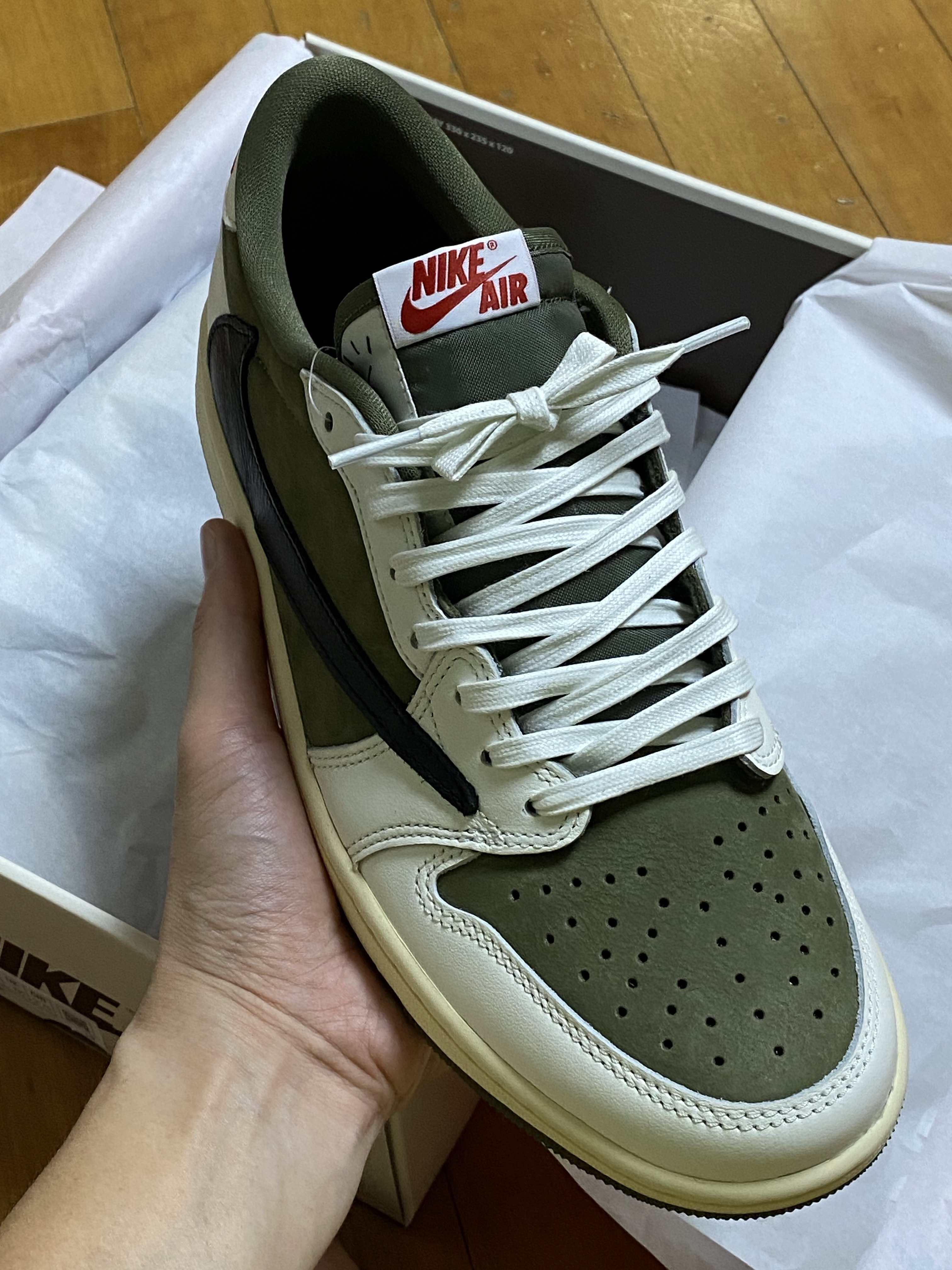 Jordan 1 x Travis Scott Retro Low OG SP Reverse Olive 착용 스타일 - 7