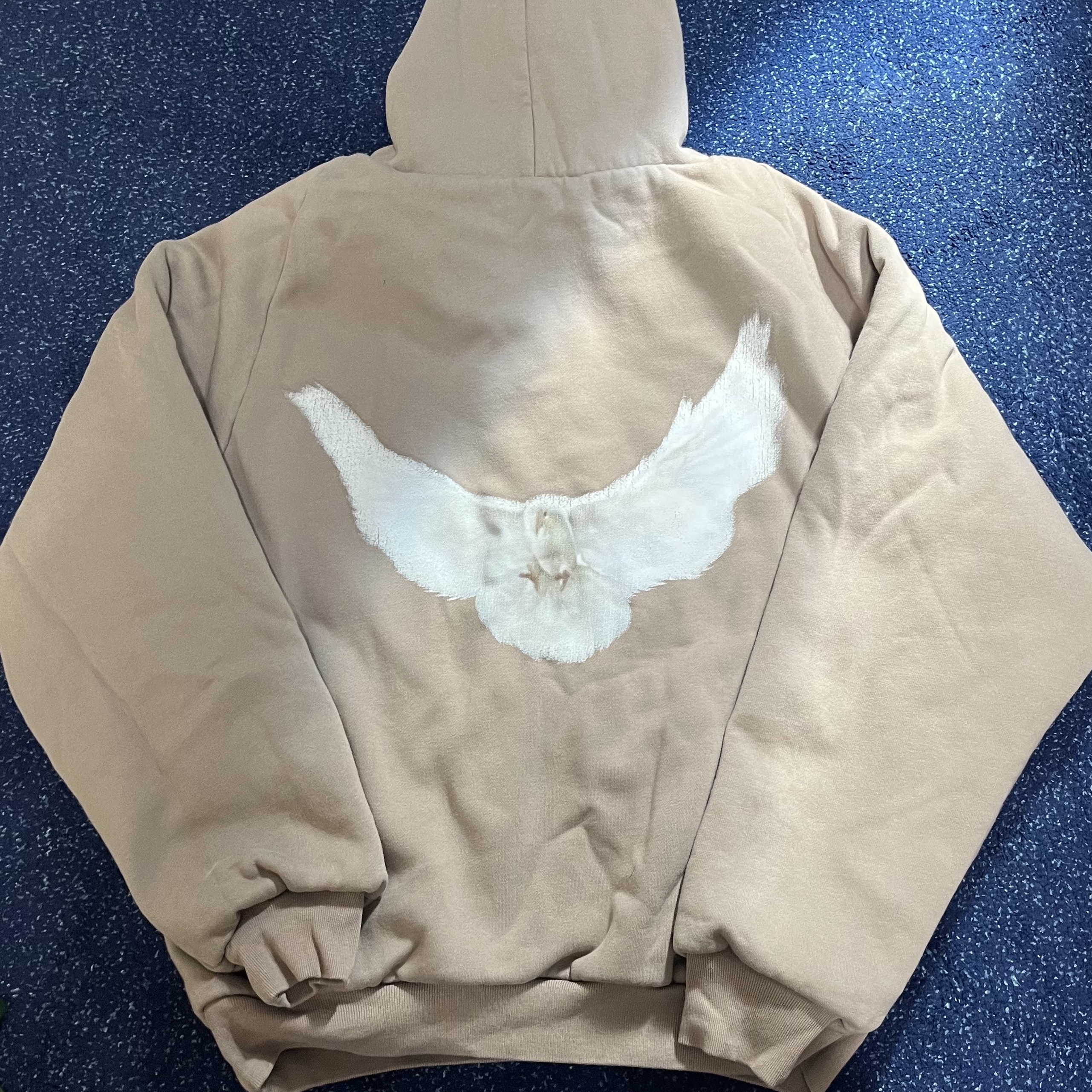 Yeezy Gap Engineered By Balenciaga Dove Shrunken Hoodie Beige 착용 스타일 - 1