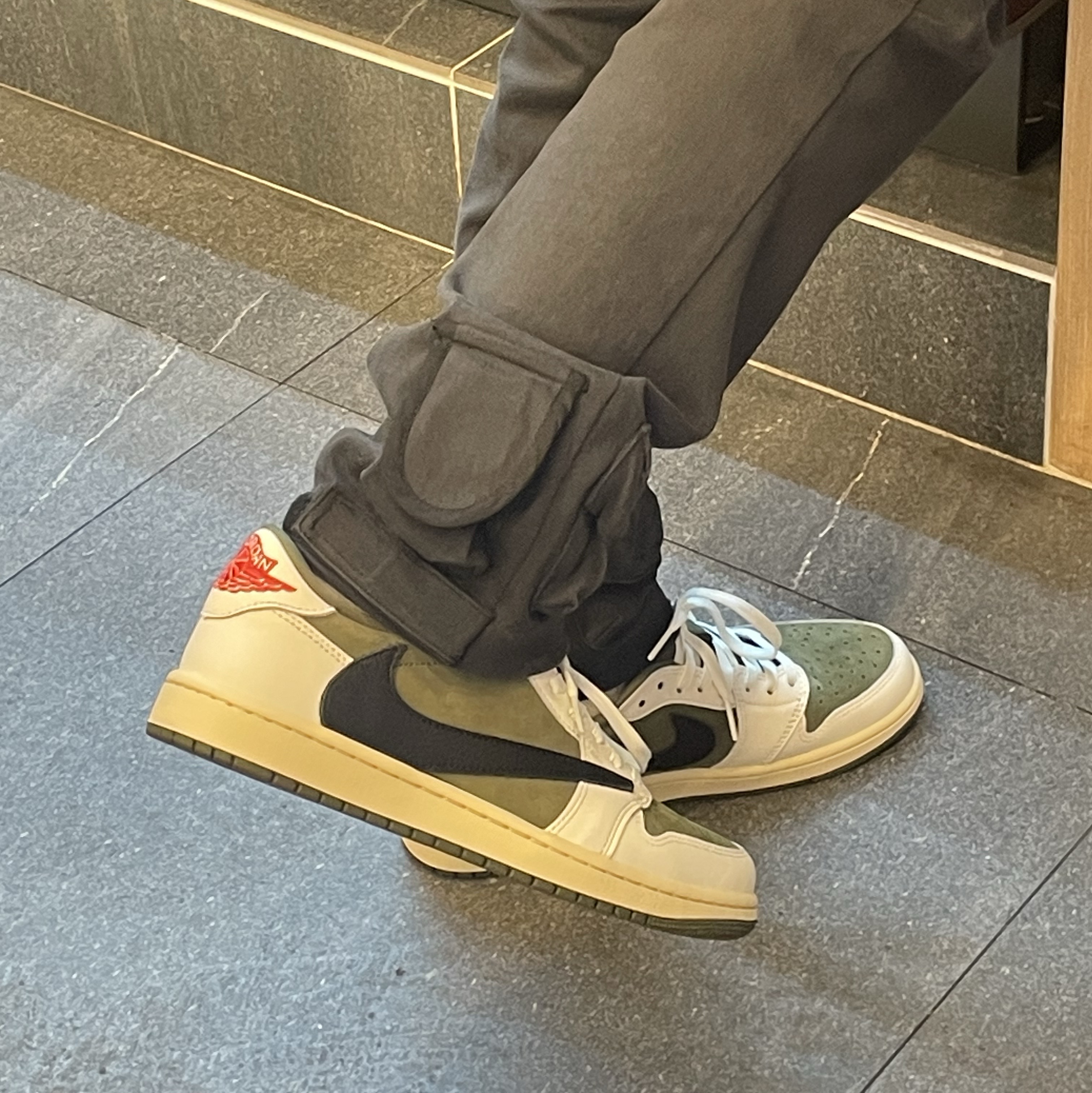 Jordan 1 x Travis Scott Retro Low OG SP Reverse Olive 착용 스타일 - 1