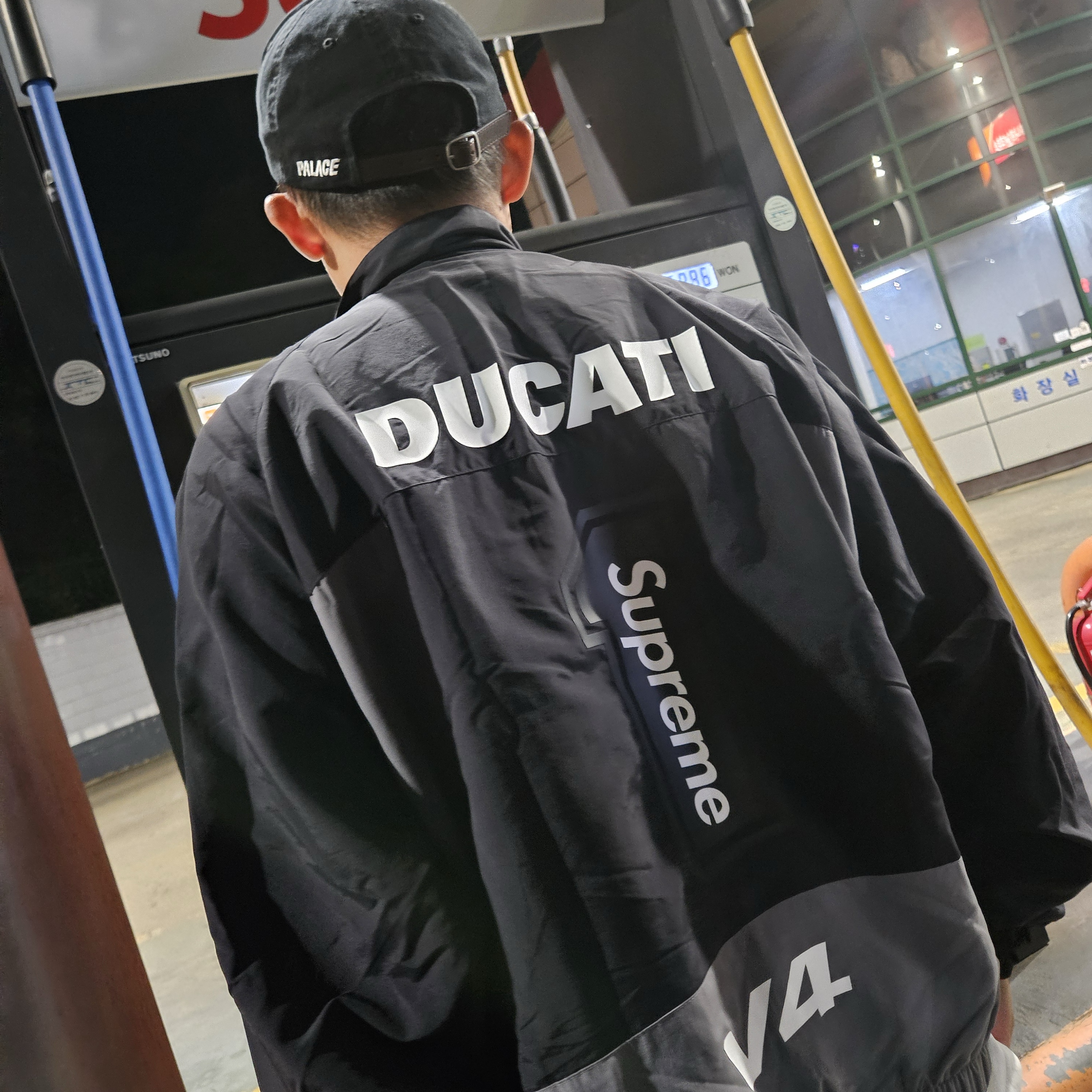 Supreme x Ducati Track Jacket Black - 24SS, Palace P 6-Panel Black - 24FW 착용 스타일