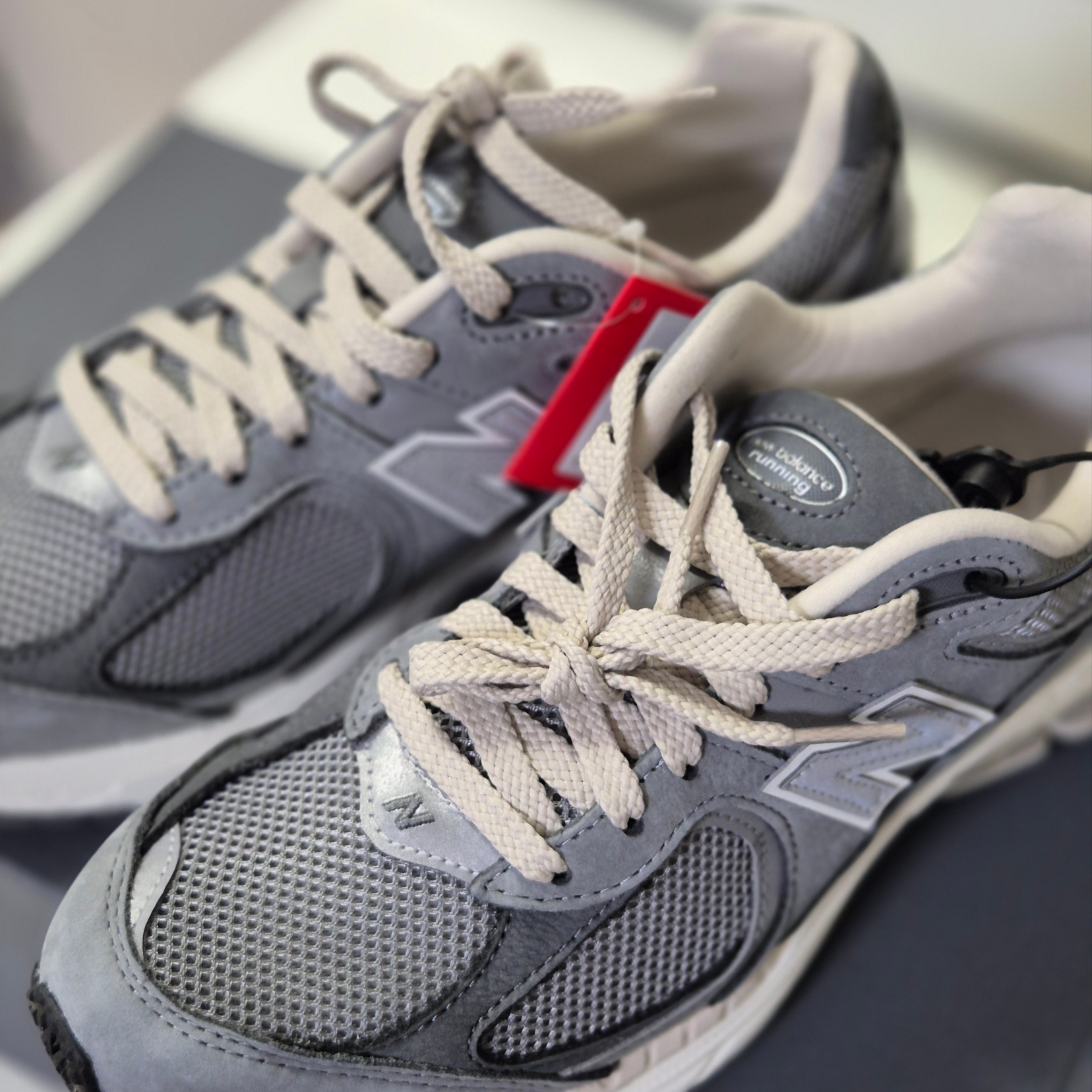 New Balance 2002R Premium Vintage Grey 착용 스타일