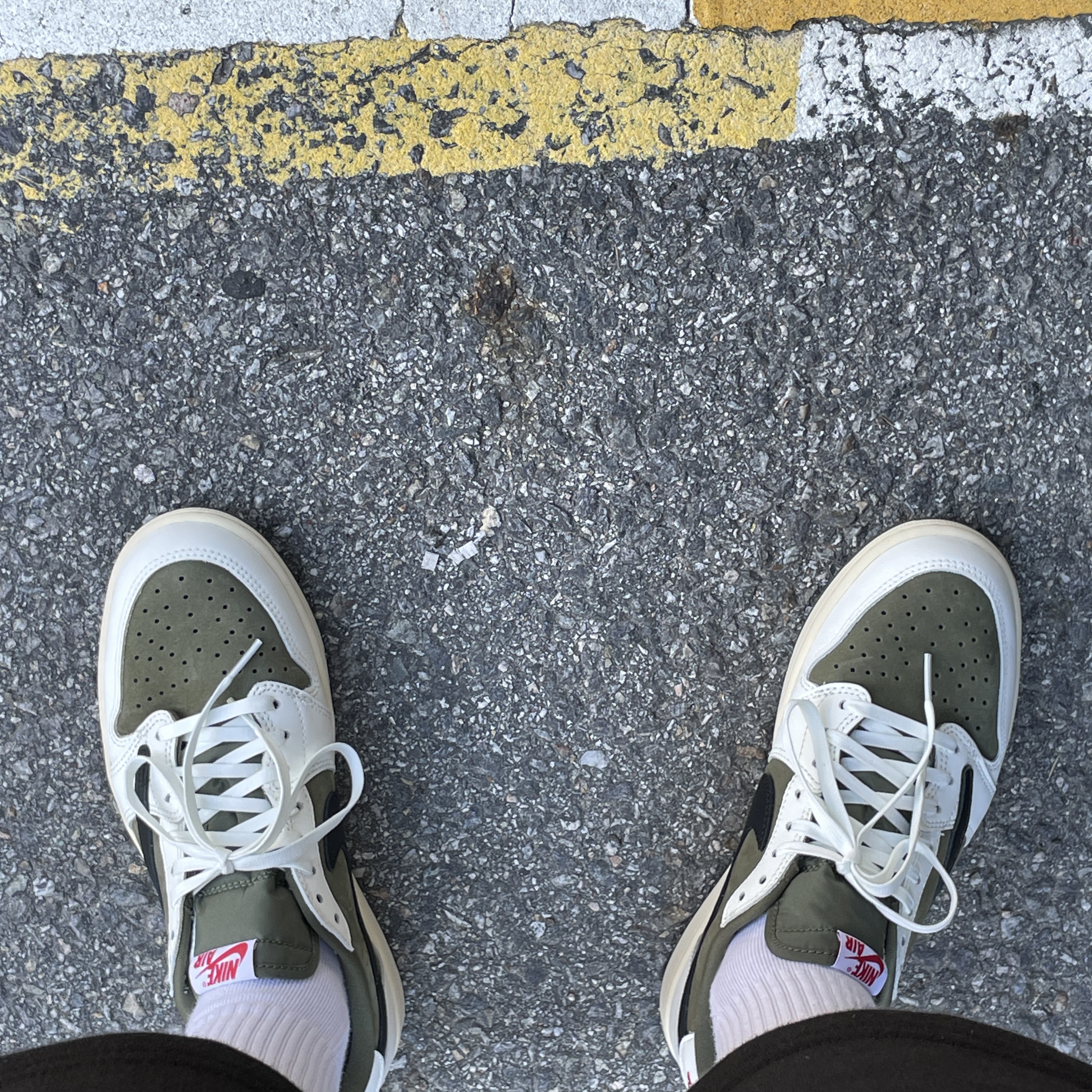 Jordan 1 x Travis Scott Retro Low OG SP Reverse Olive 착용 스타일 - 1