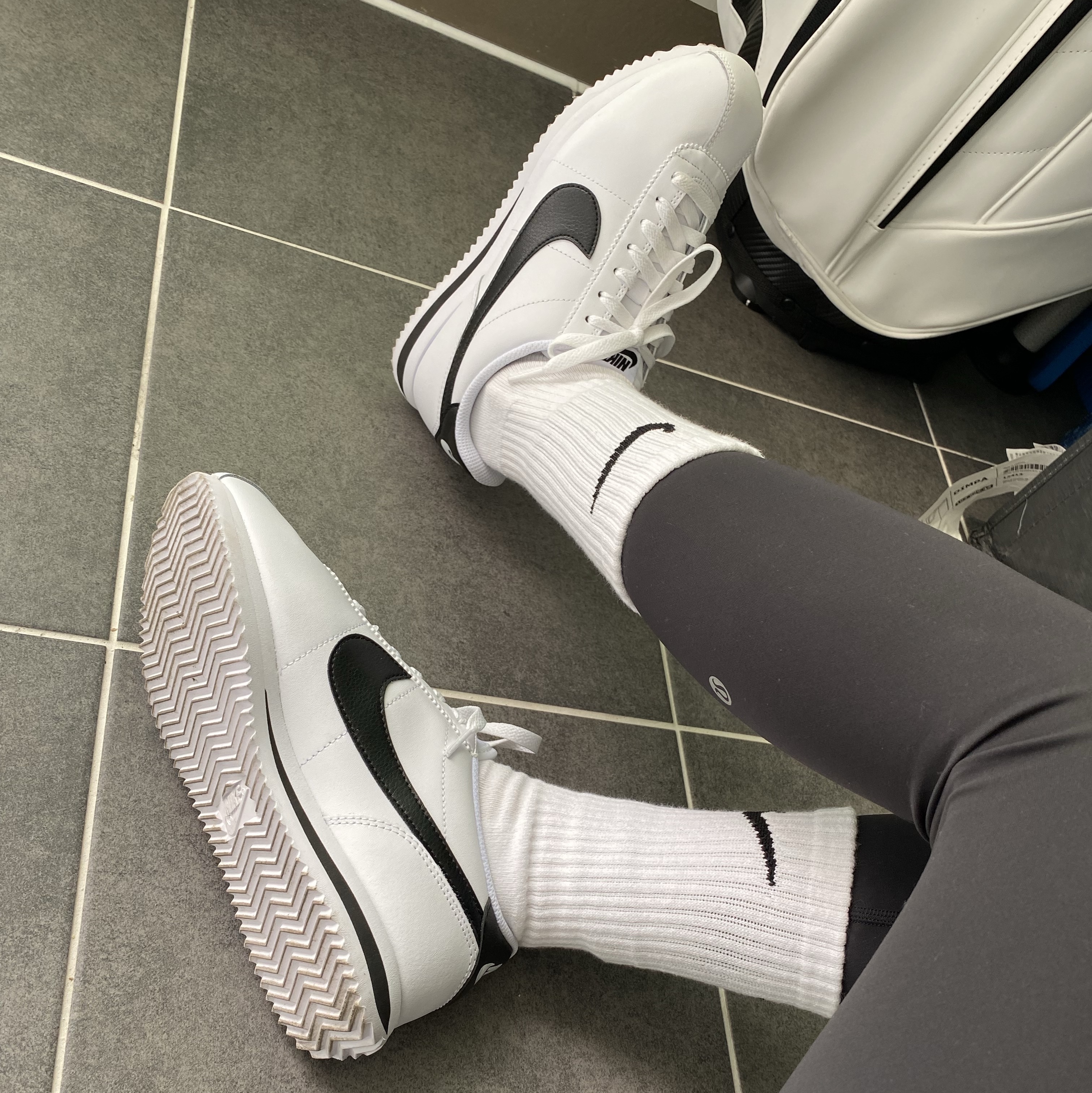 (W) Nike Cortez Leather White Black 착용 스타일 - 3