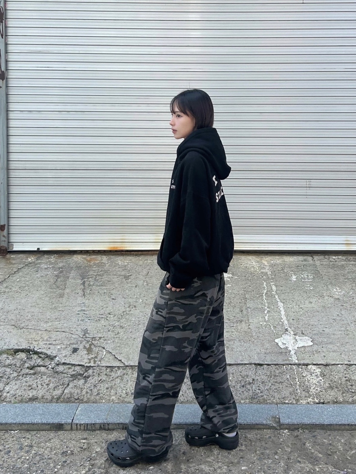 IAB Studio Hoodie Black 착용 스타일 - 1