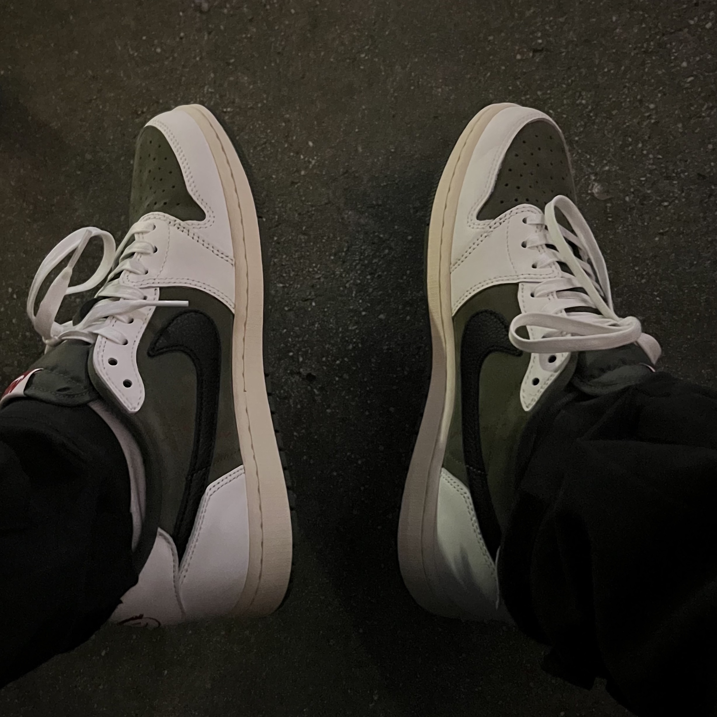 Jordan 1 x Travis Scott Retro Low OG SP Reverse Olive 착용 스타일 - 2