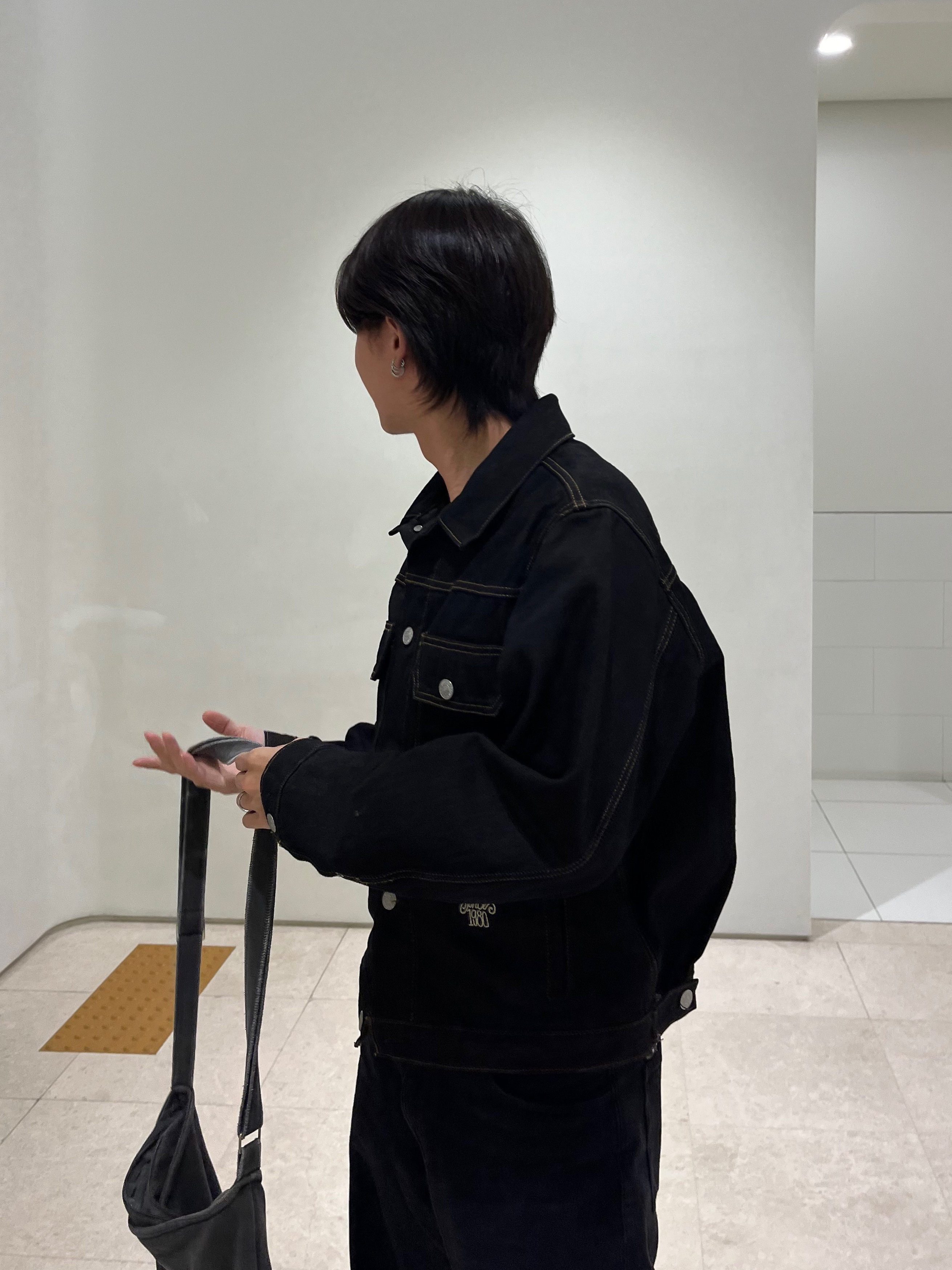 Stussy x Levi's Crispy Rinse Trucker Jacket Black, IAB Studio Pigment Bag Black 착용 스타일