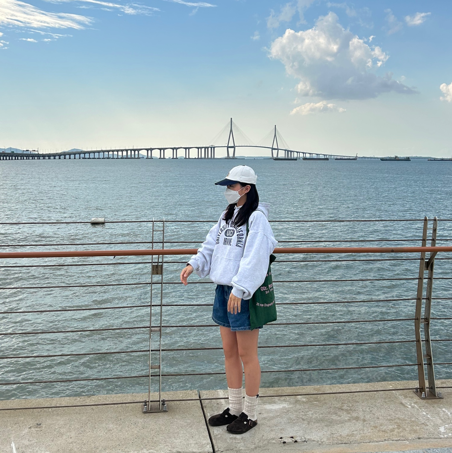 Birkenstock Boston Suede Leather Mocha - Regular, Alo Yoga Scrunch Socks Bone 착용 스타일 - 2