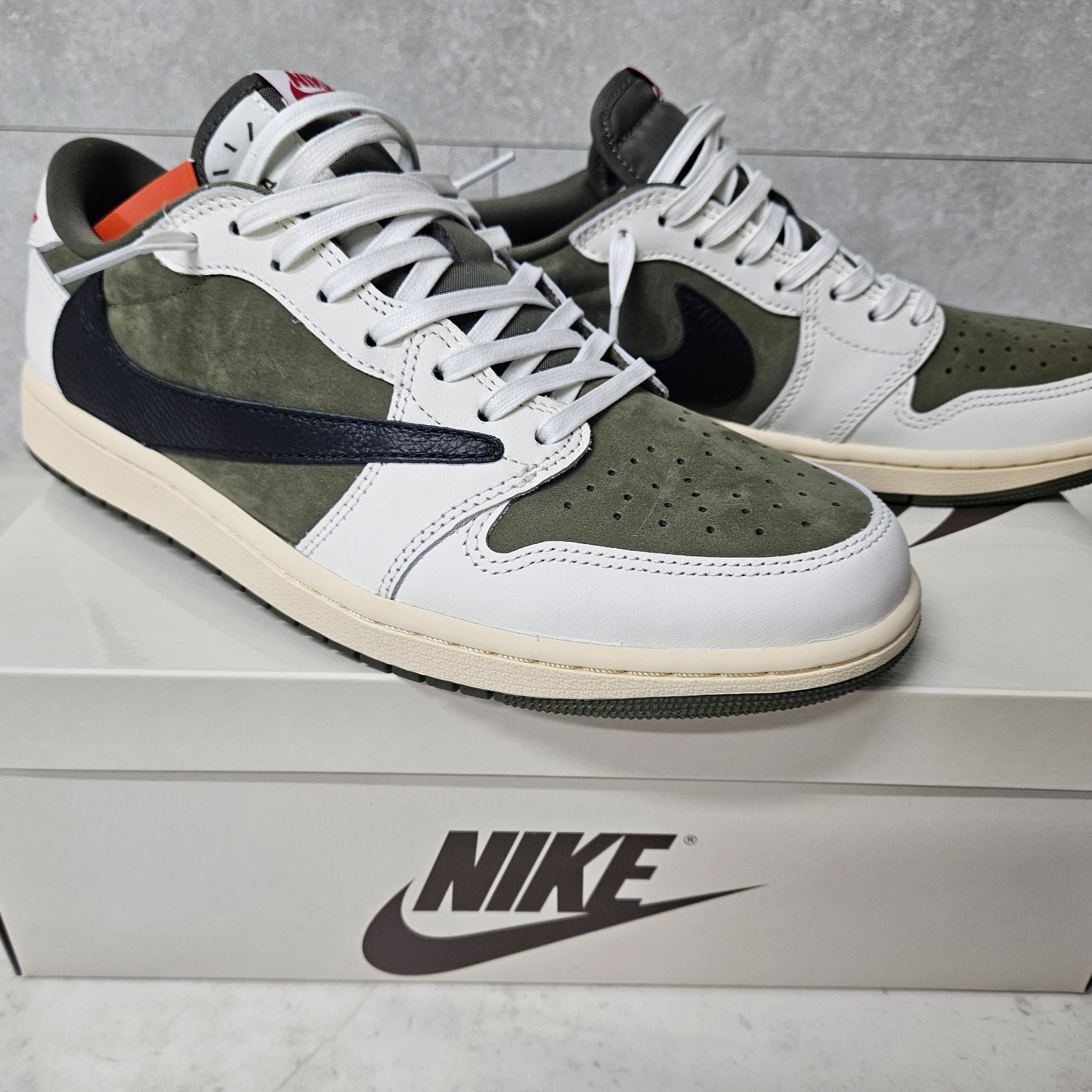 Jordan 1 x Travis Scott Retro Low OG SP Reverse Olive 착용 스타일 - 1