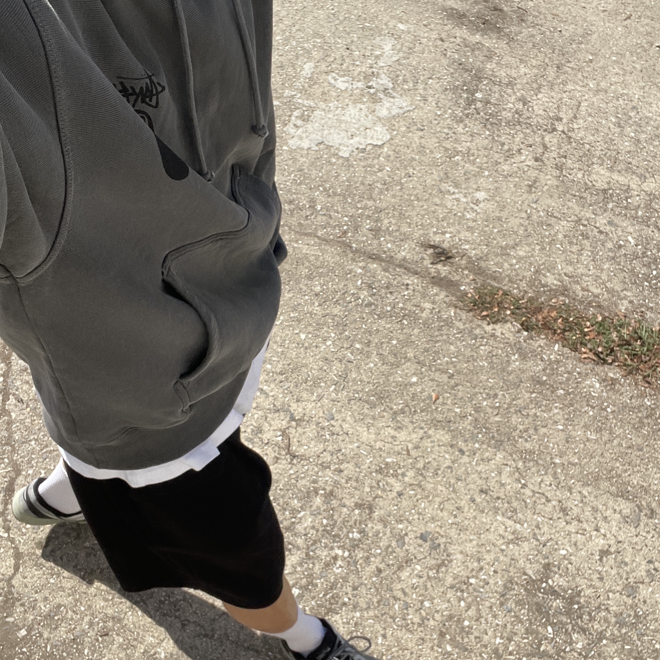 Stussy 8 Ball Hoodie Pigment Dyed Black, Asics Jog 100 S Sheet Rock - 2E Wide 착용 스타일 - 1