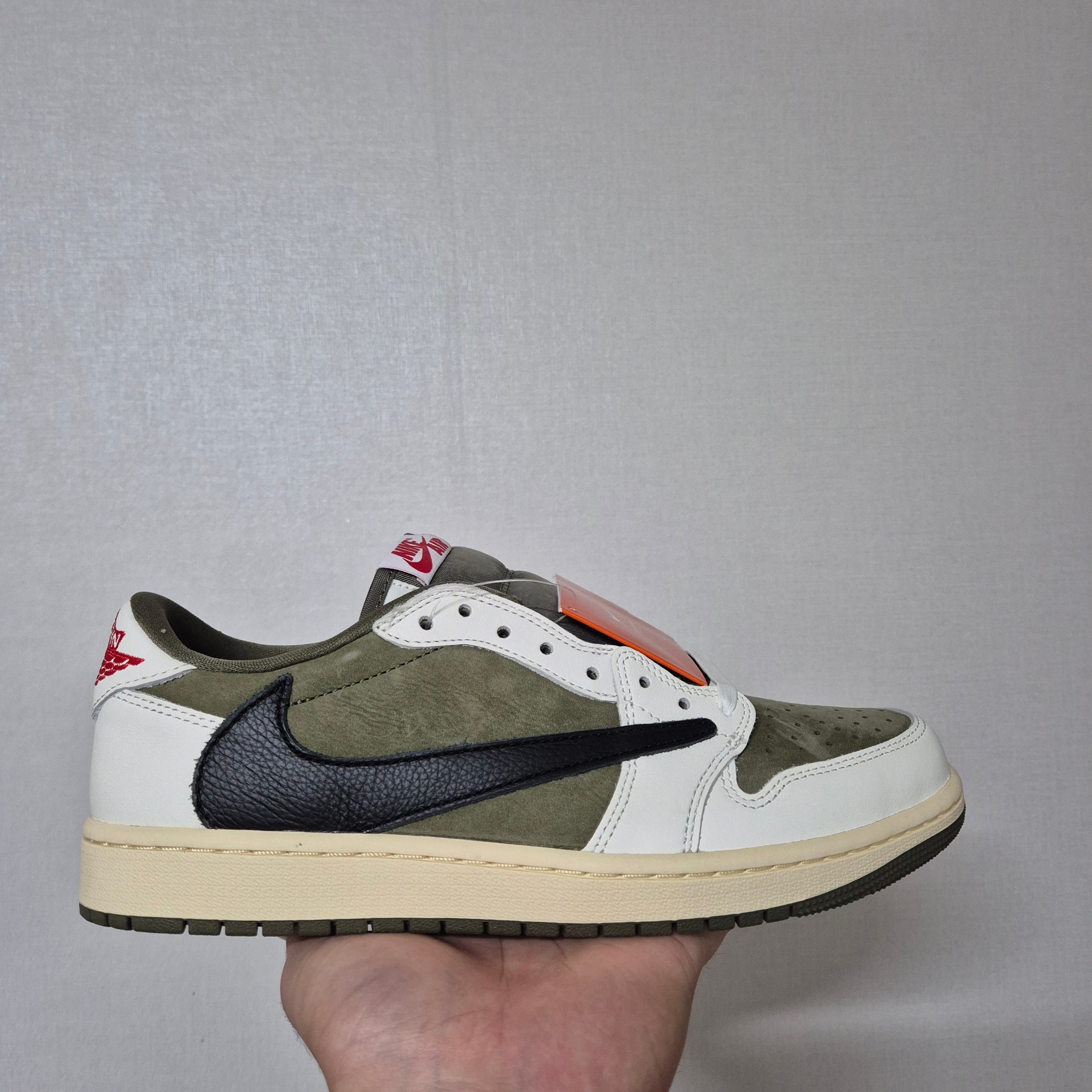 Jordan 1 x Travis Scott Retro Low OG SP Reverse Olive 착용 스타일