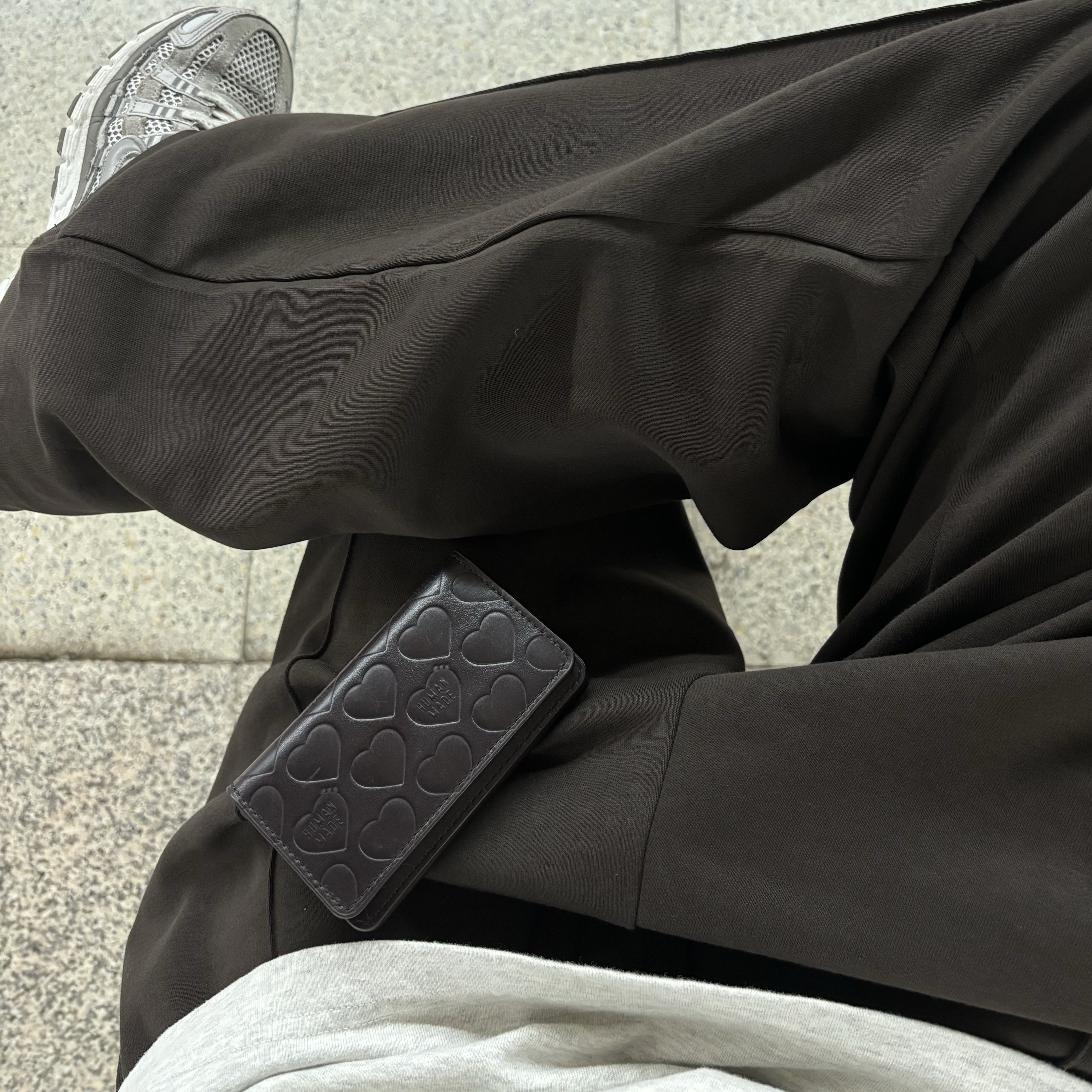 Human Made Leather Card Case Brown, Nike P-6000 PRM Light Iron Ore 착용 스타일
