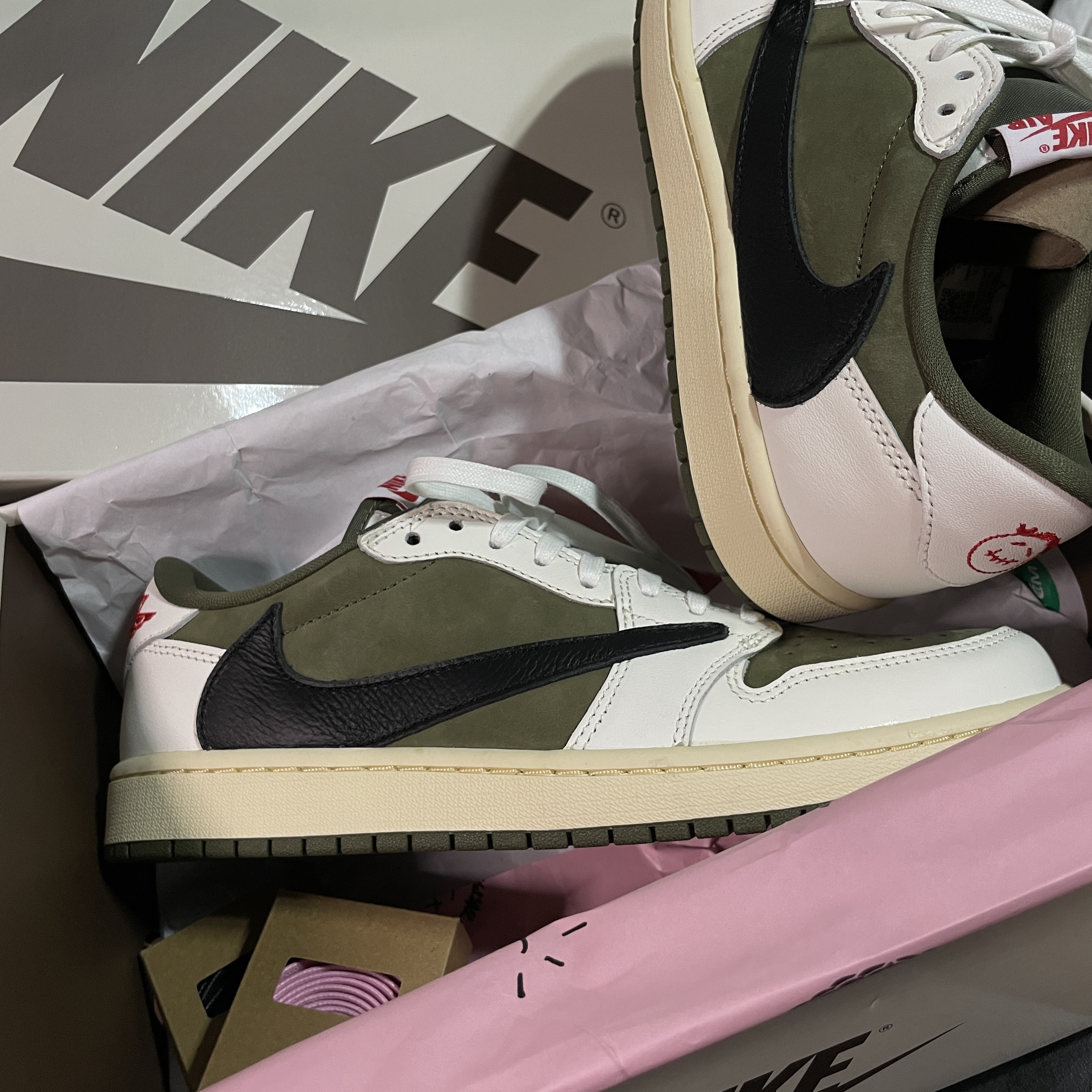 Jordan 1 x Travis Scott Retro Low OG SP Reverse Olive 착용 스타일 - 2