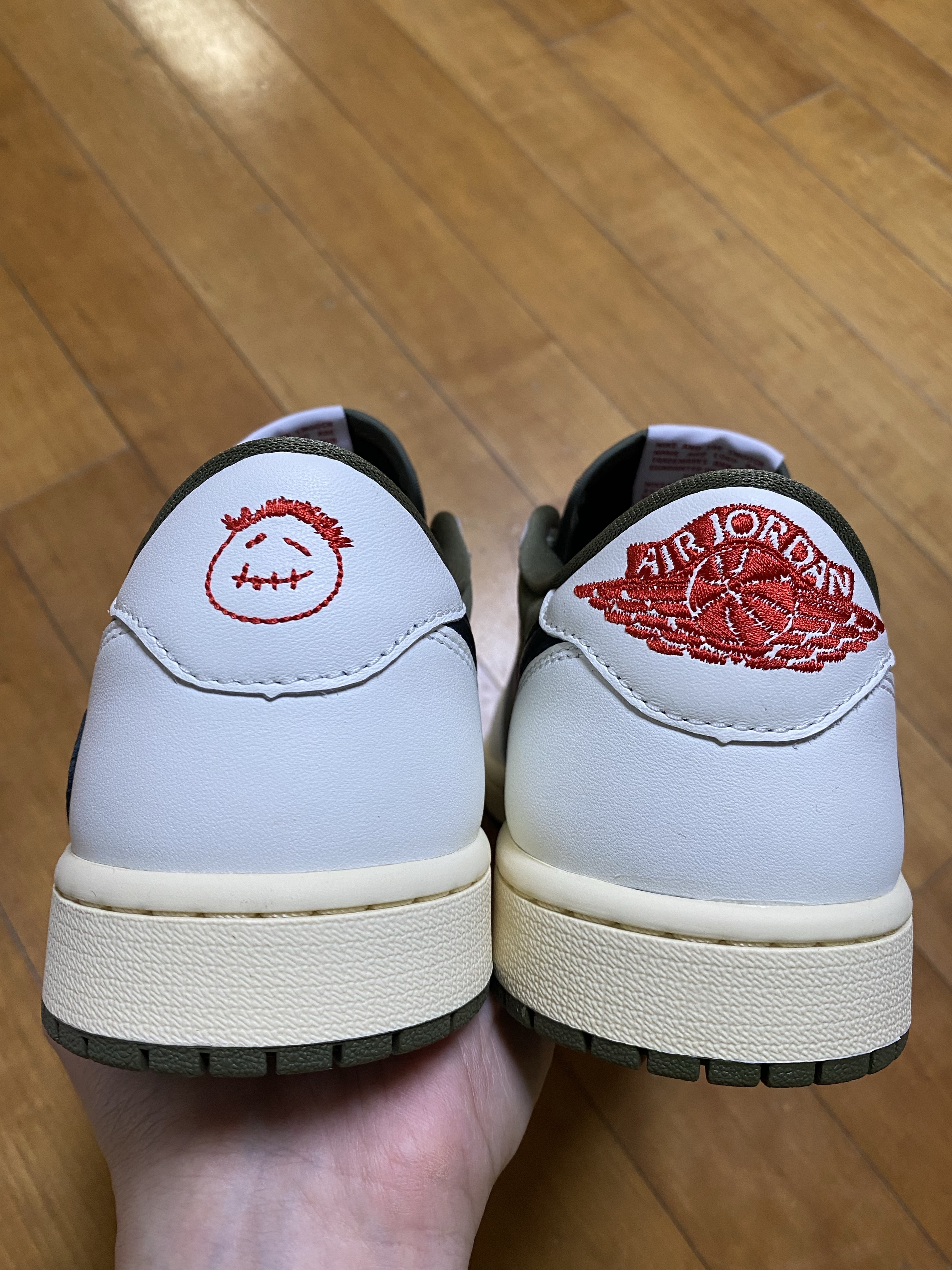 Jordan 1 x Travis Scott Retro Low OG SP Reverse Olive 착용 스타일 - 5