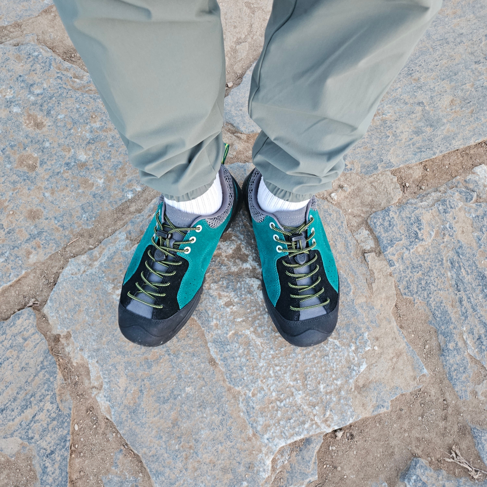 Keen Jasper Rocks Sneakers Aventurine Evening Primrose 착용 스타일 - 3