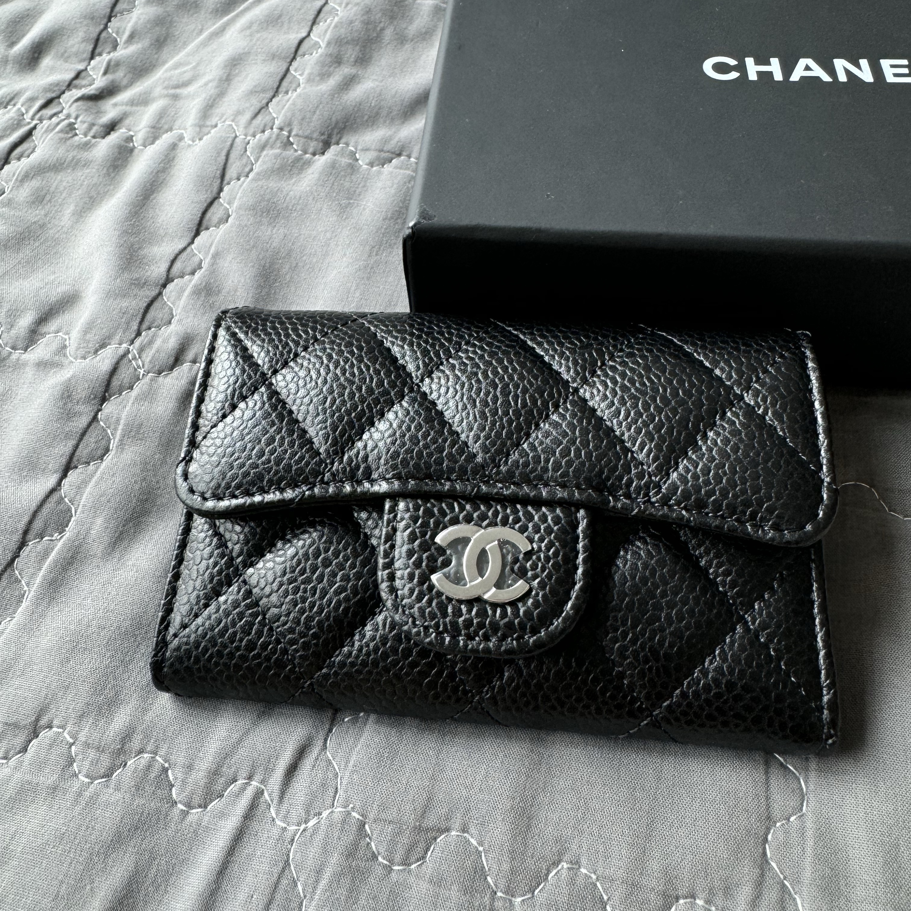 Chanel Classic Card Holder Grained Calfskin & Silver Black 착용 스타일 - 1