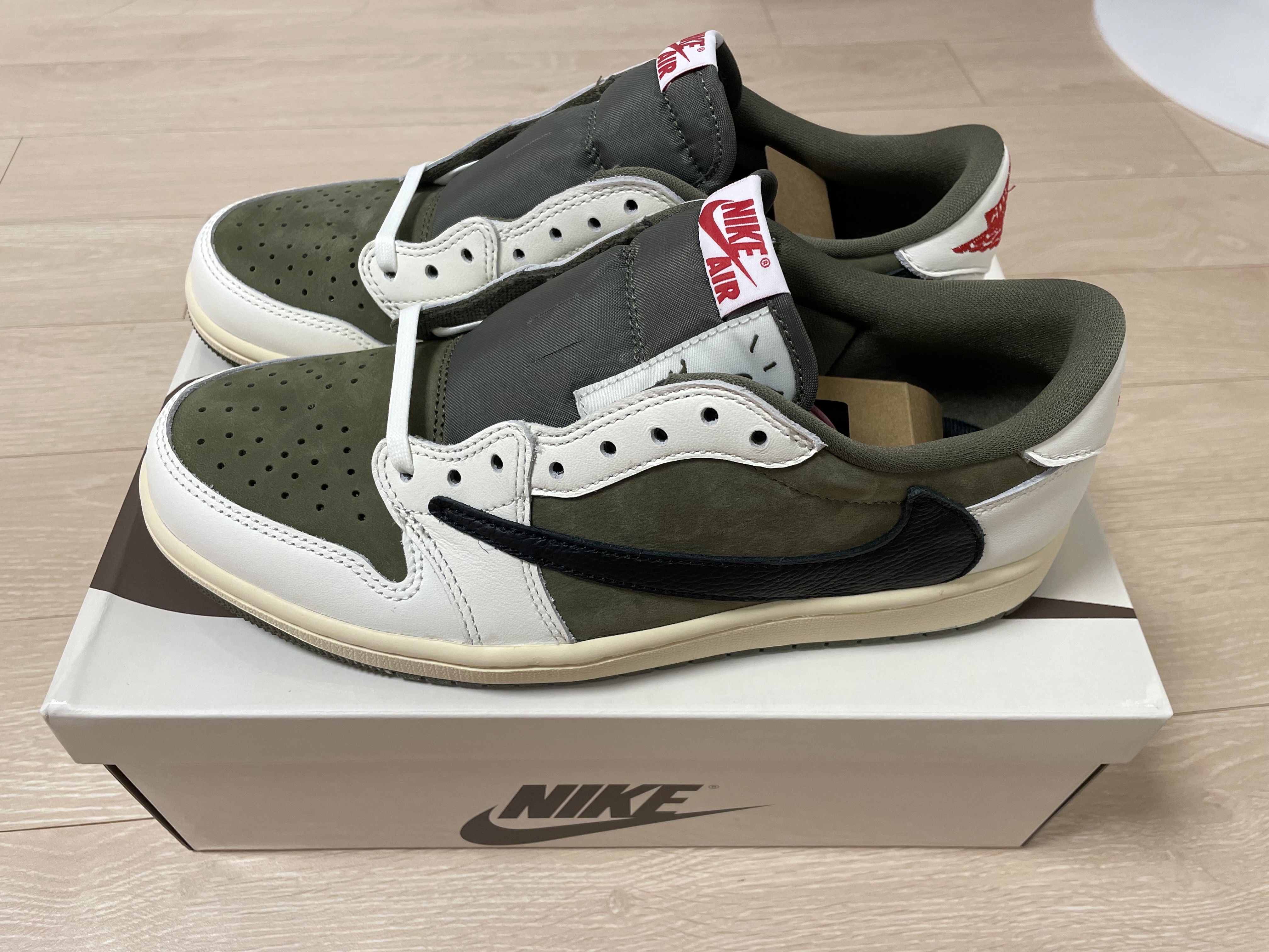 Jordan 1 x Travis Scott Retro Low OG SP Reverse Olive 착용 스타일 - 3