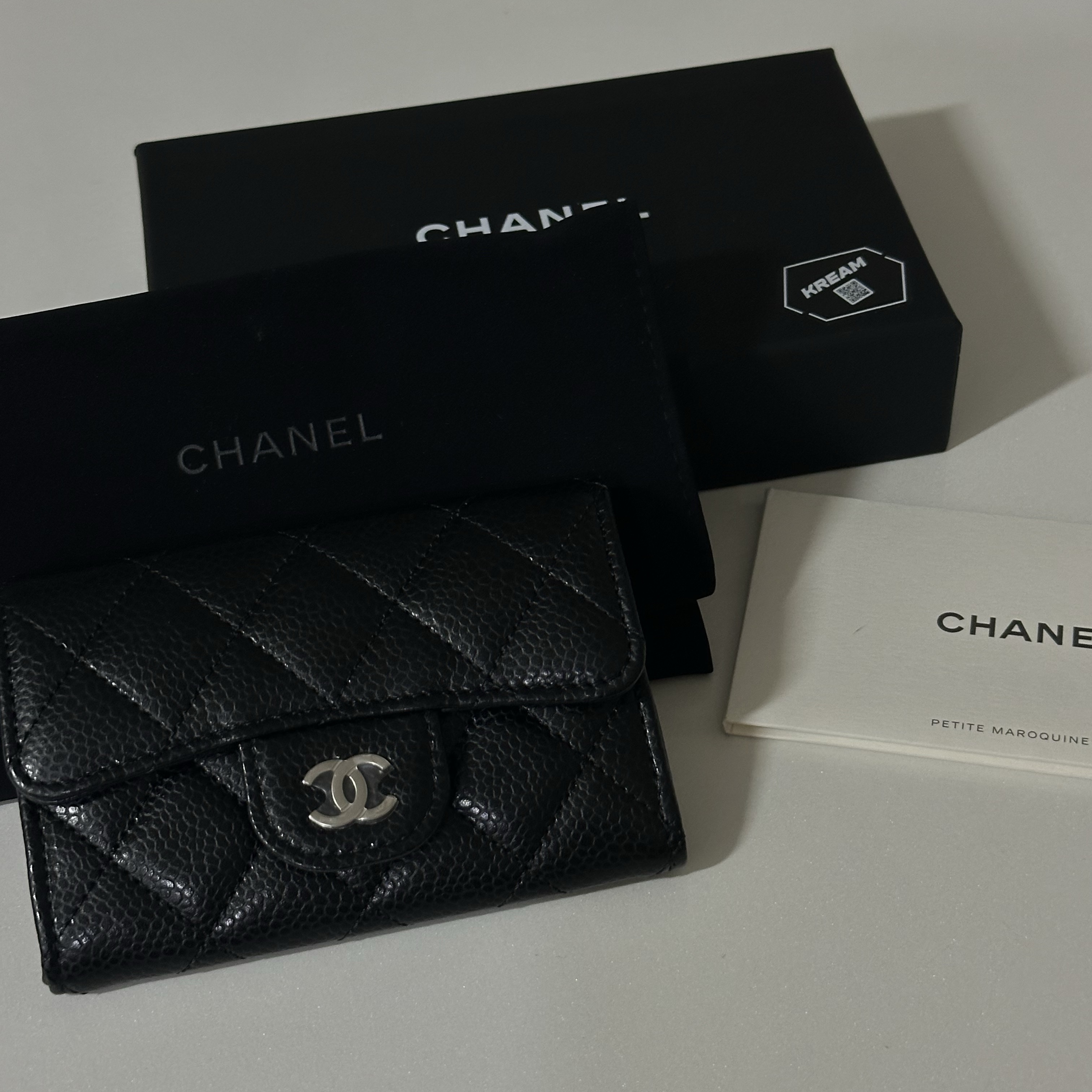 Chanel Classic Card Holder Grained Calfskin & Silver Black, Chanel Classic Card Holder Grained Calfskin & Gold Black 착용 스타일