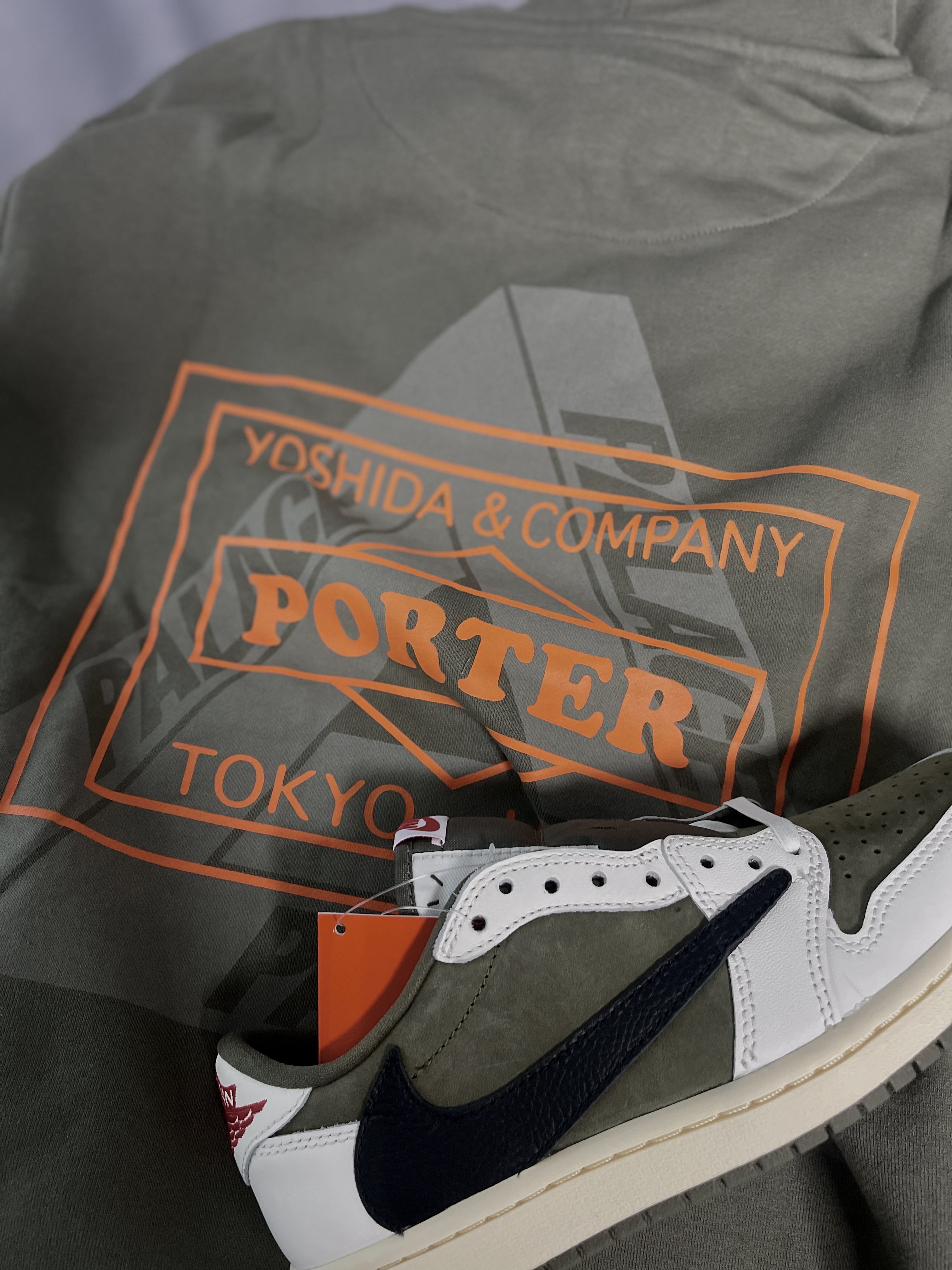 Jordan 1 x Travis Scott Retro Low OG SP Reverse Olive, Palace x Porter Hoodie Olive - 24FW 착용 스타일 - 3