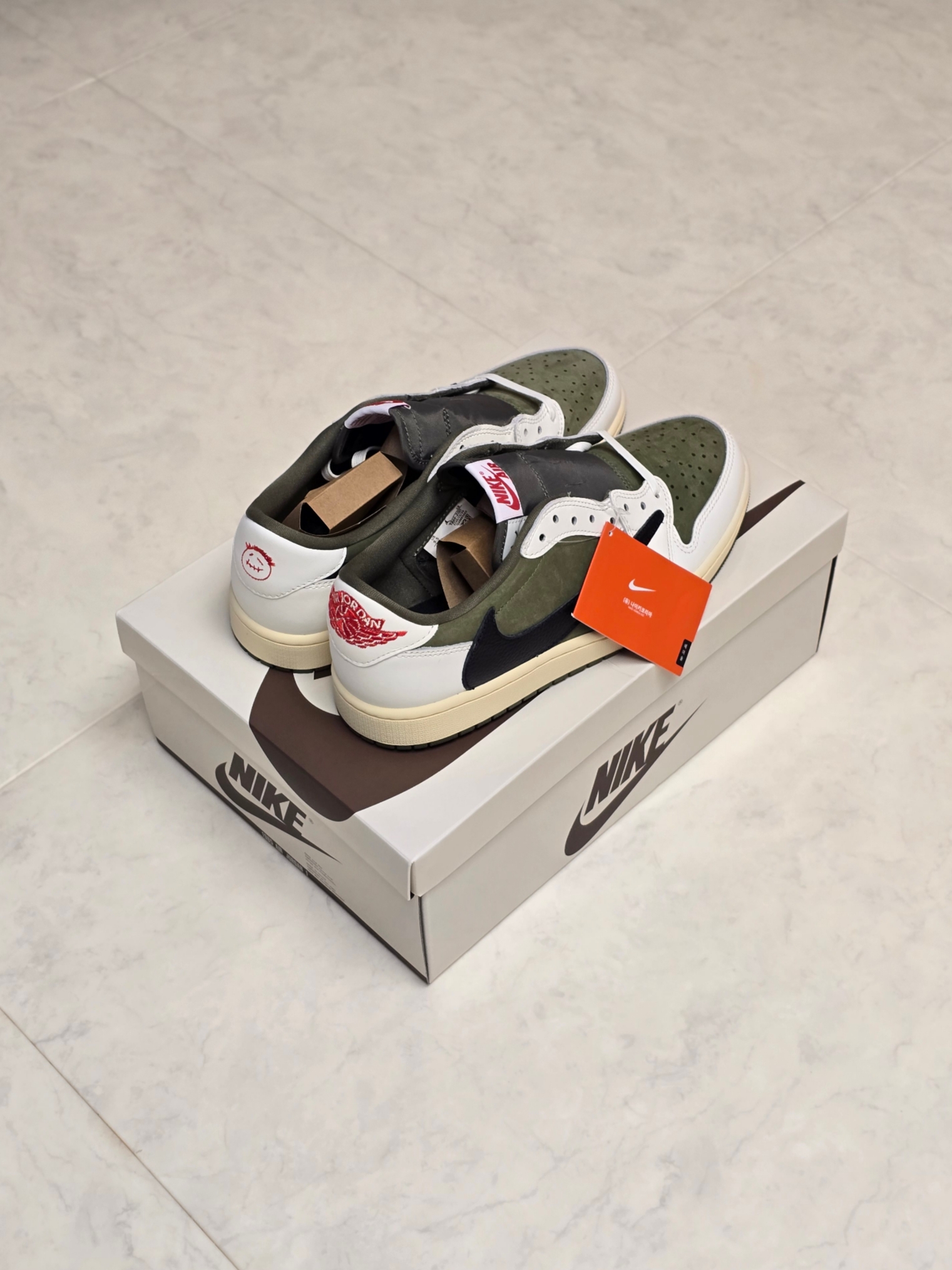 Jordan 1 x Travis Scott Retro Low OG SP Reverse Olive 착용 스타일 - 2