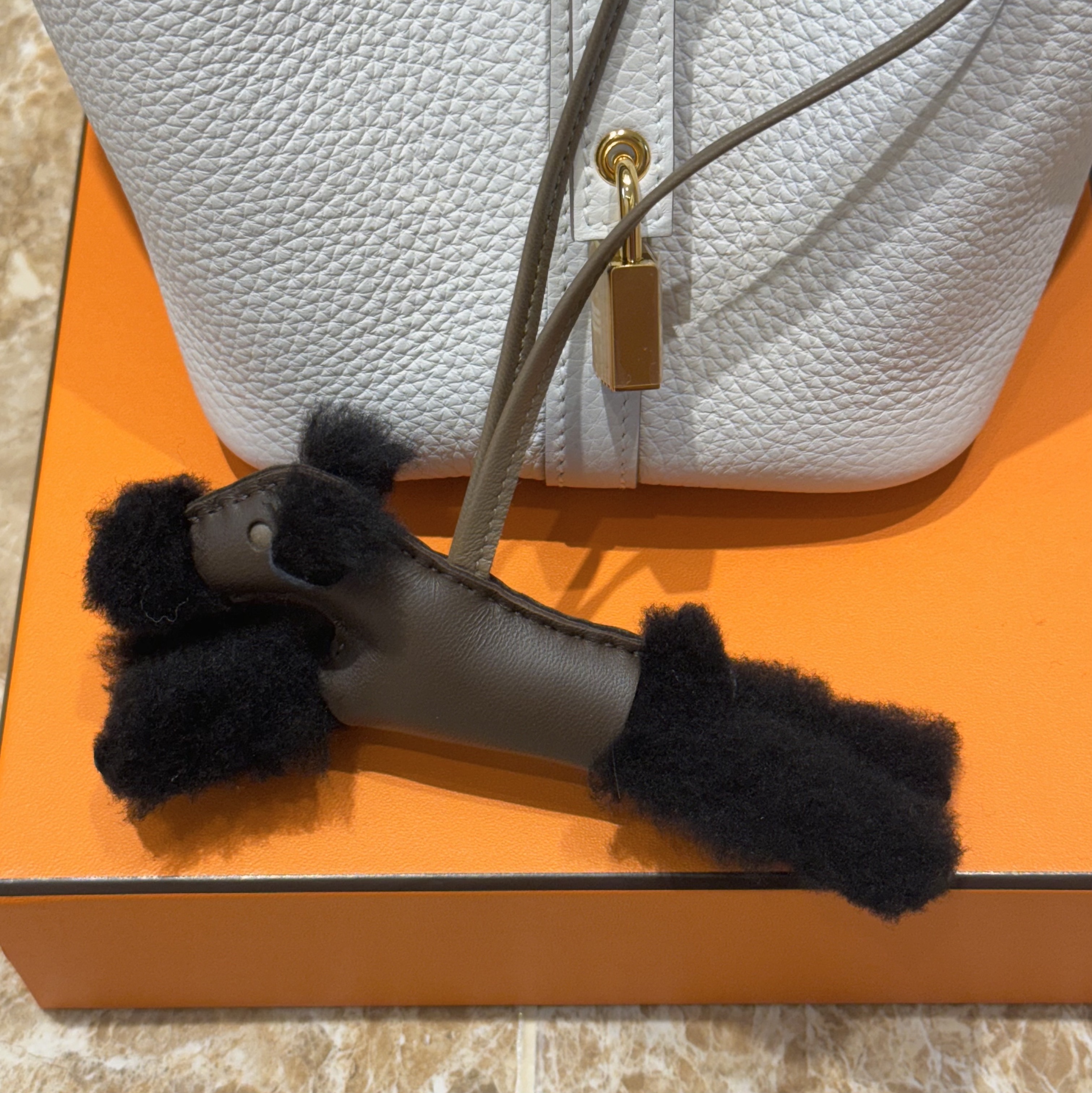Hermes Picotin Lock 18 Bag Clemence & Gold Gris Pale, Hermes Budy Charm Merino Wool Milo & Noir Chocolat Etoupe 착용 스타일
