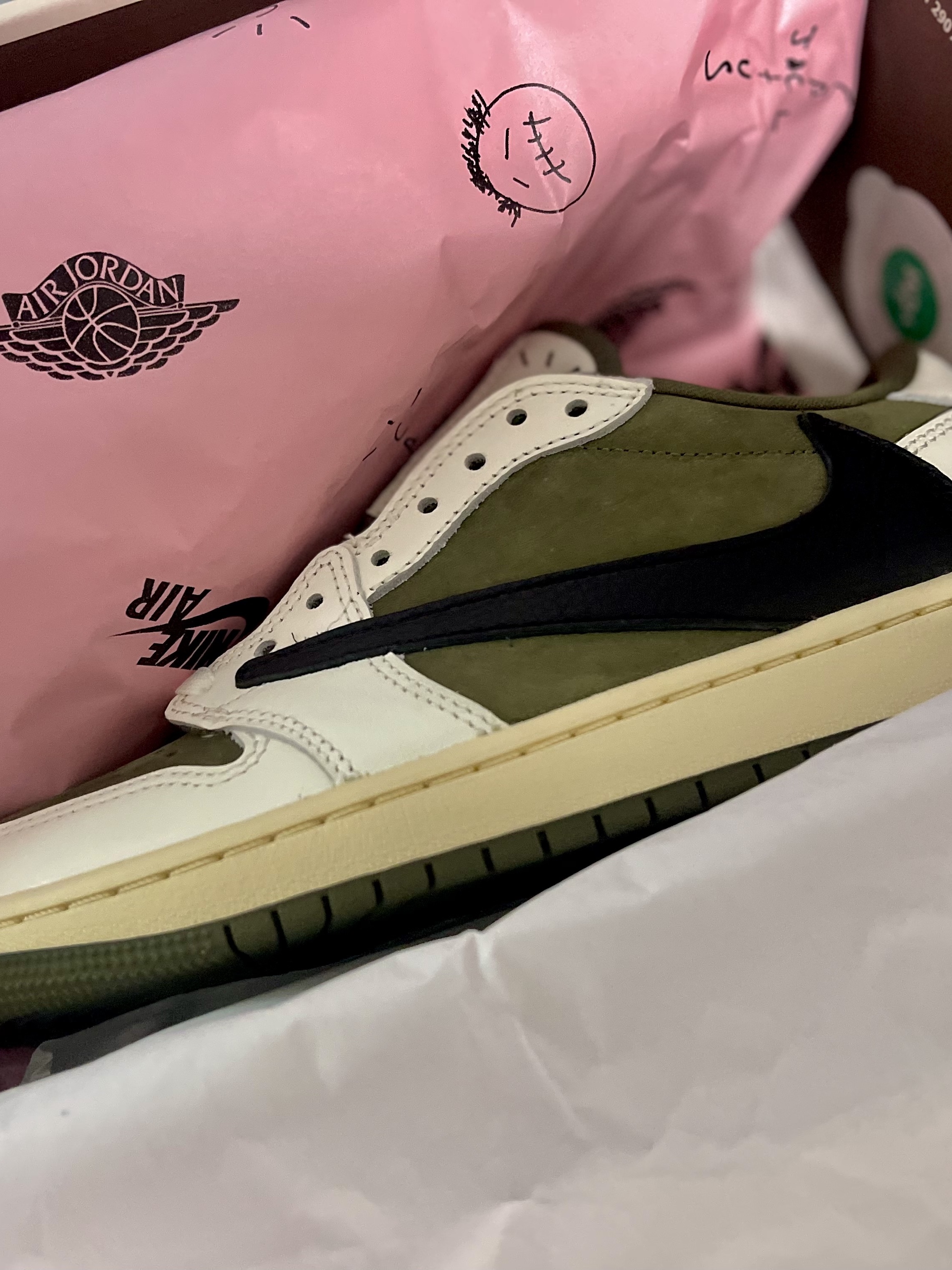 Jordan 1 x Travis Scott Retro Low OG SP Reverse Olive, Palace x Porter Hoodie Olive - 24FW 착용 스타일 - 1