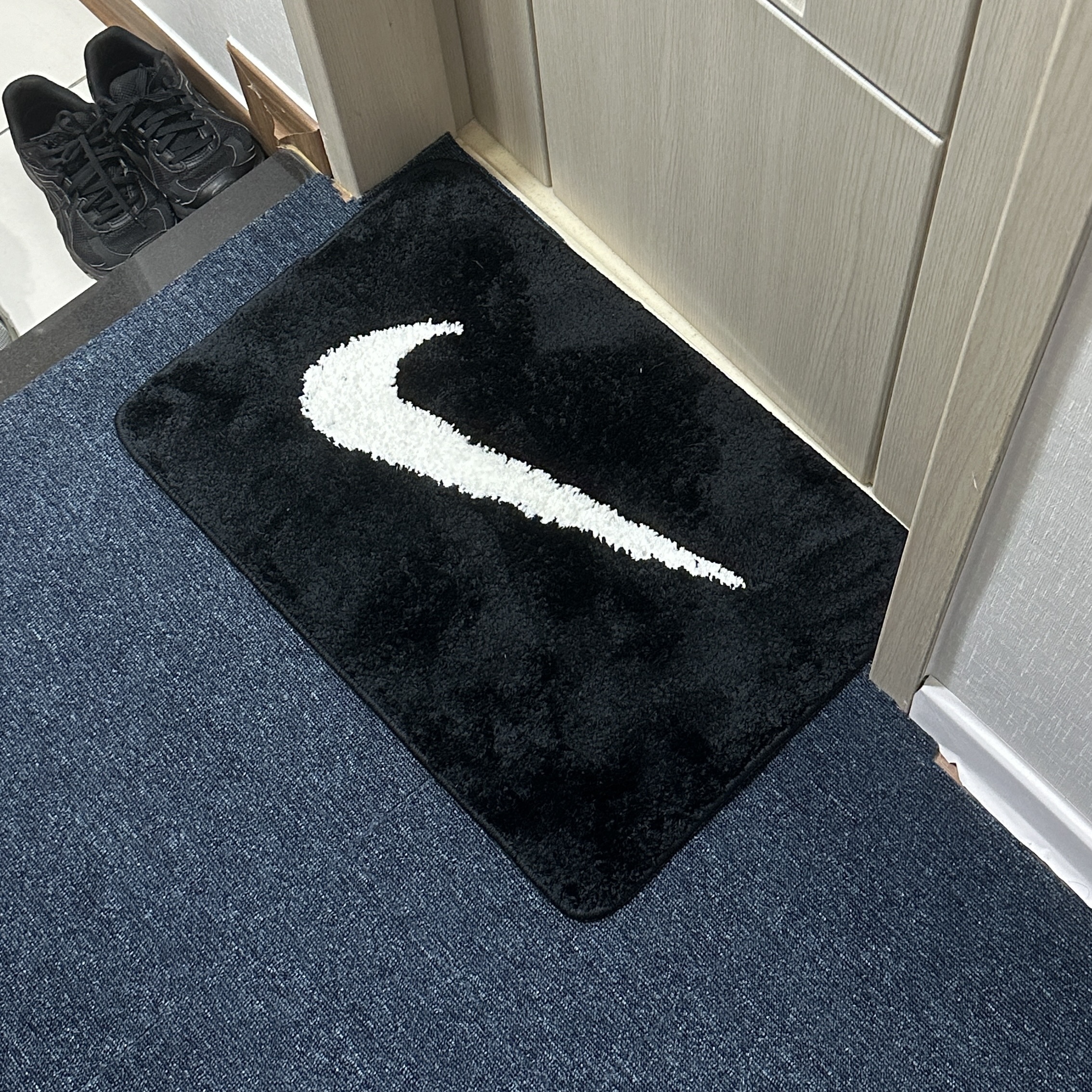 Nike Swoosh Rug Black White 착용 스타일