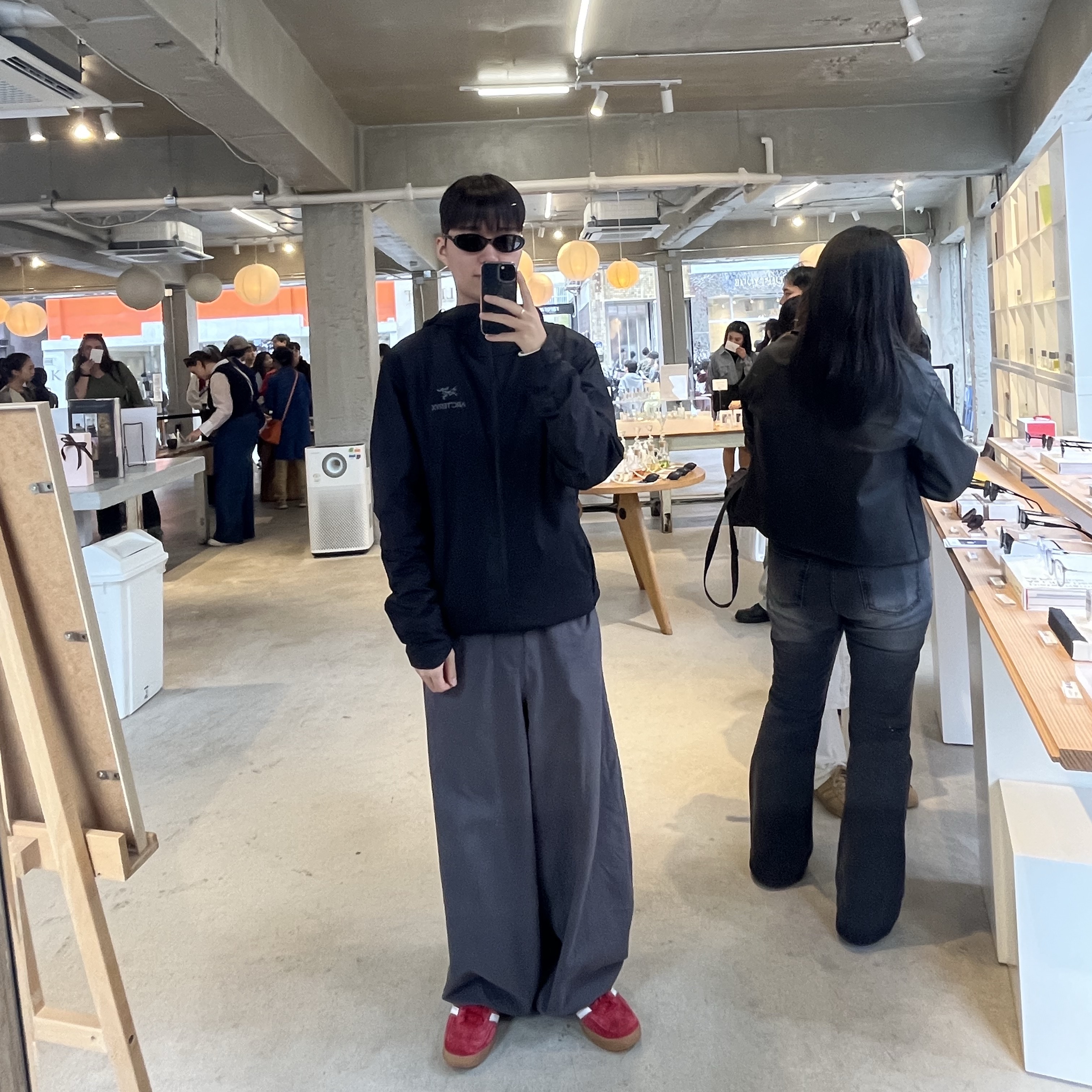 Arc'teryx Atom SL Hoody Black, Adidas Gazelle Indoor Scarlet 착용 스타일