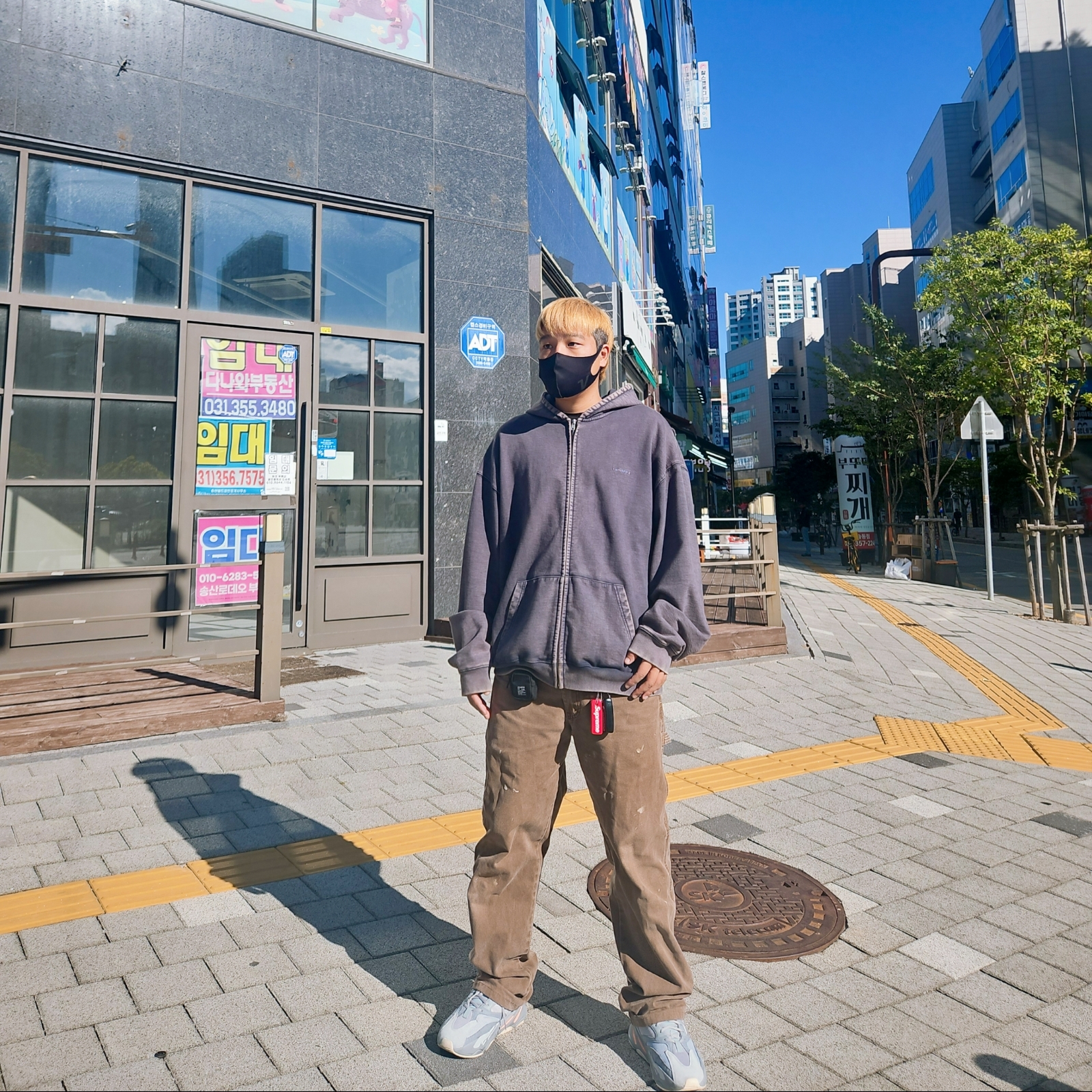 Farfromwhat Far Washed Small Logo Hoodie Zip-Up Navy, Adidas Yeezy Boost 700 Inertia 착용 스타일 - 1