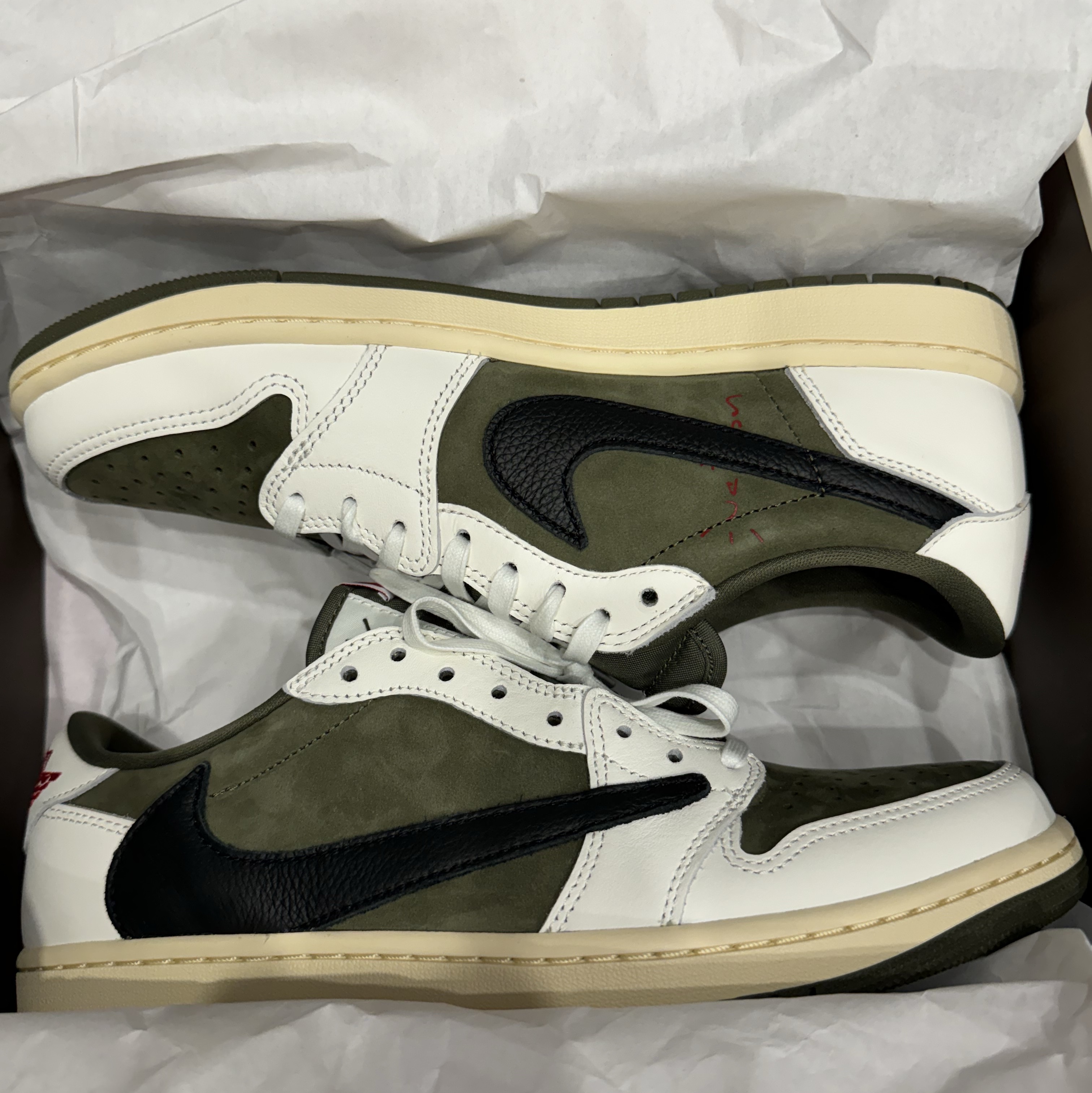 Jordan 1 x Travis Scott Retro Low OG SP Reverse Olive 착용 스타일