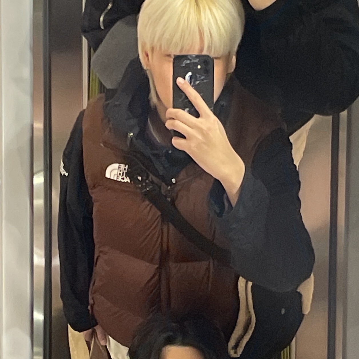 The North Face 1996 Retro Nuptse Vest Dark Oak 착용 스타일 - 1