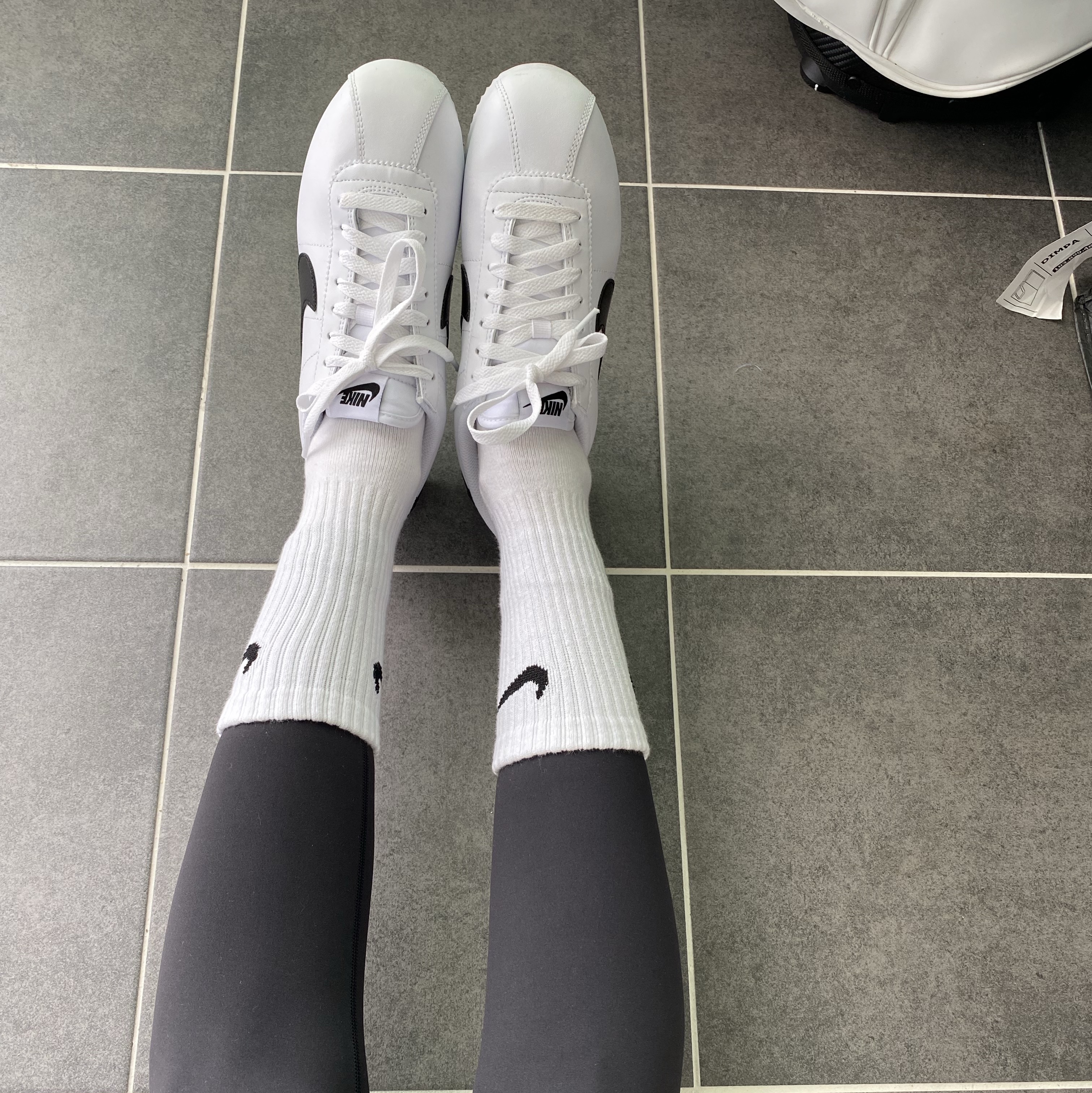 (W) Nike Cortez Leather White Black 착용 스타일 - 1
