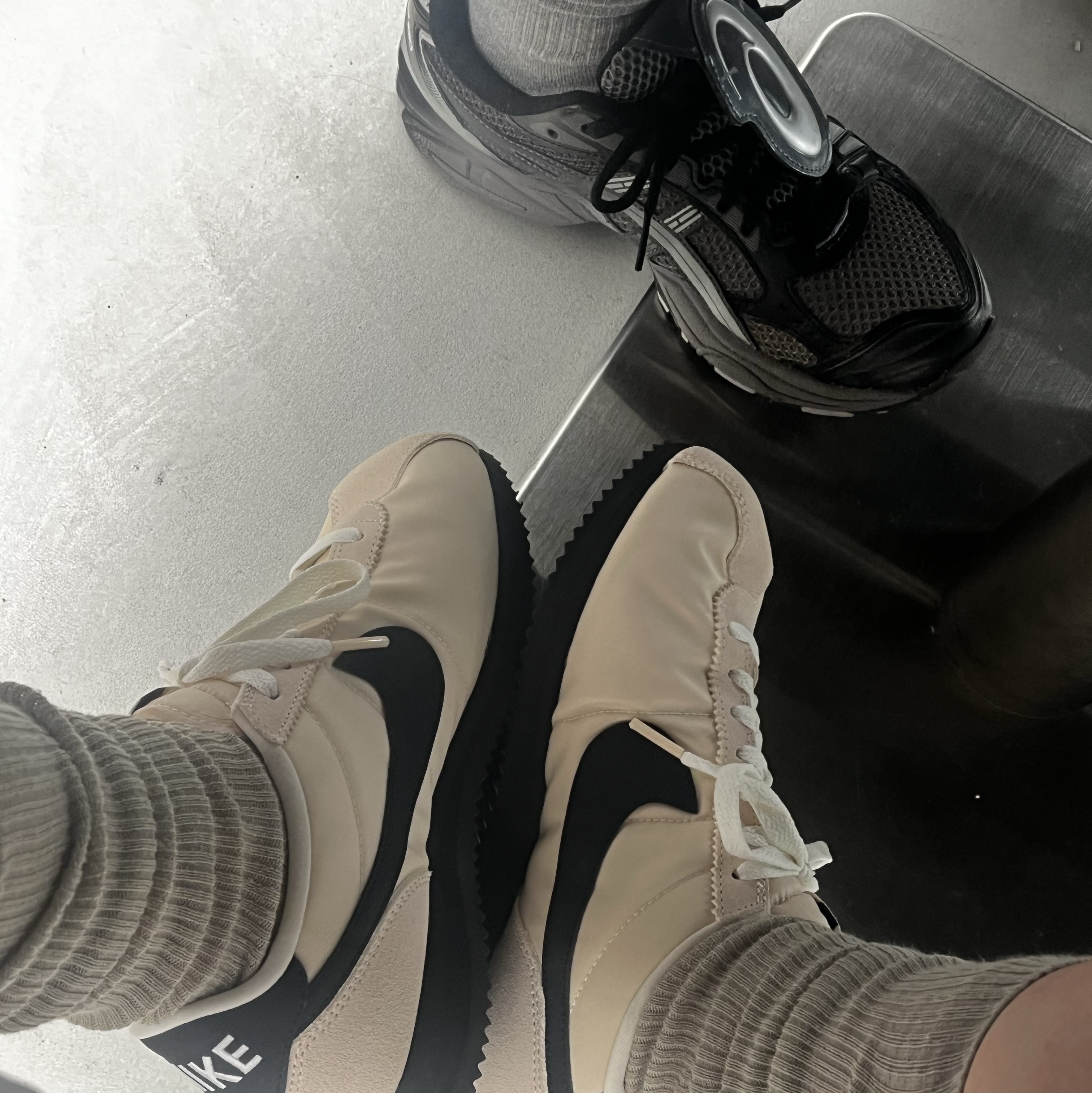 (W) Nike Cortez Textile Guava Ice Sail 착용 스타일 - 2