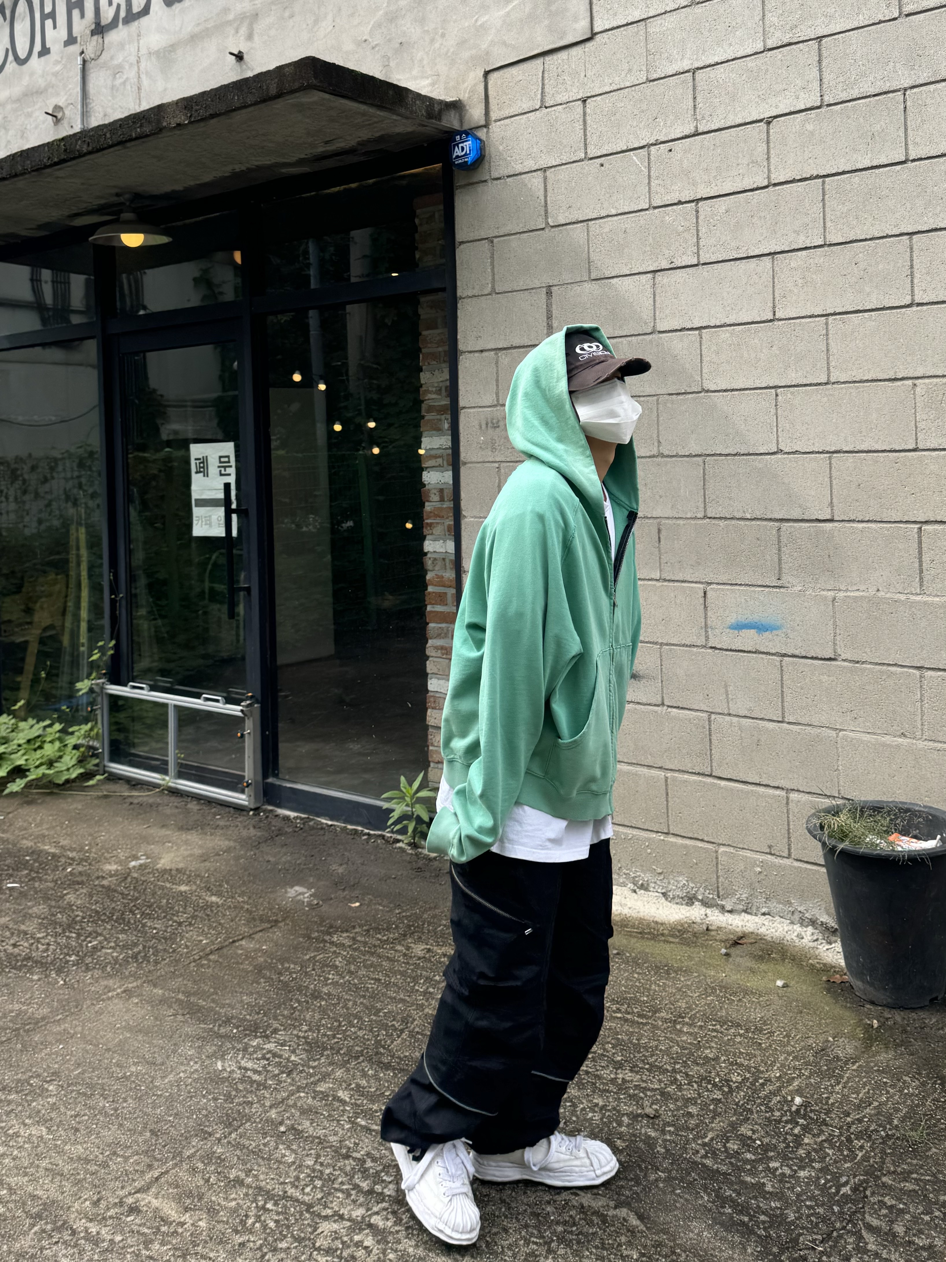 Civision by CSC Vison Destroyed Cap Washed Black, Farfromwhat Far Round Cargo Pants Black 착용 스타일