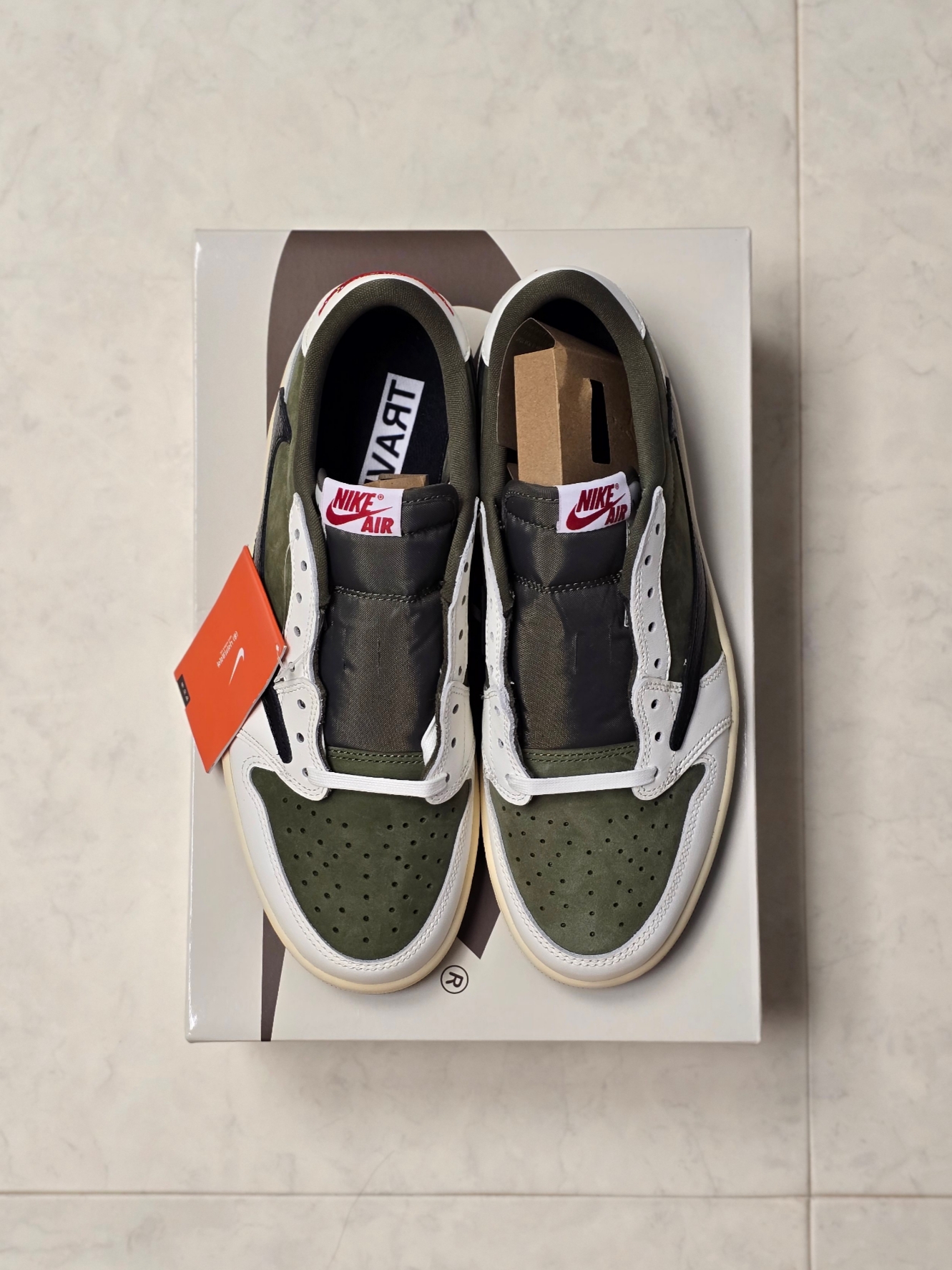 Jordan 1 x Travis Scott Retro Low OG SP Reverse Olive 착용 스타일 - 5