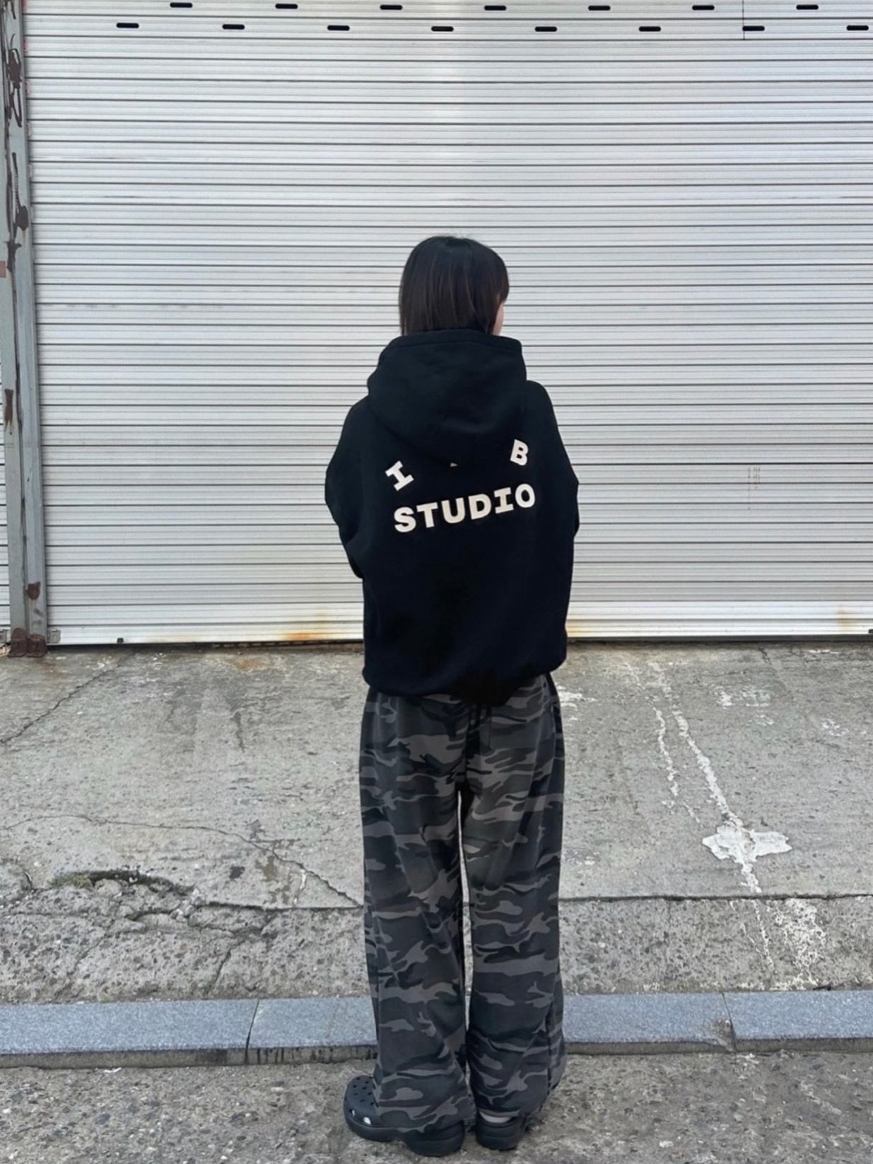 IAB Studio Hoodie Black 착용 스타일