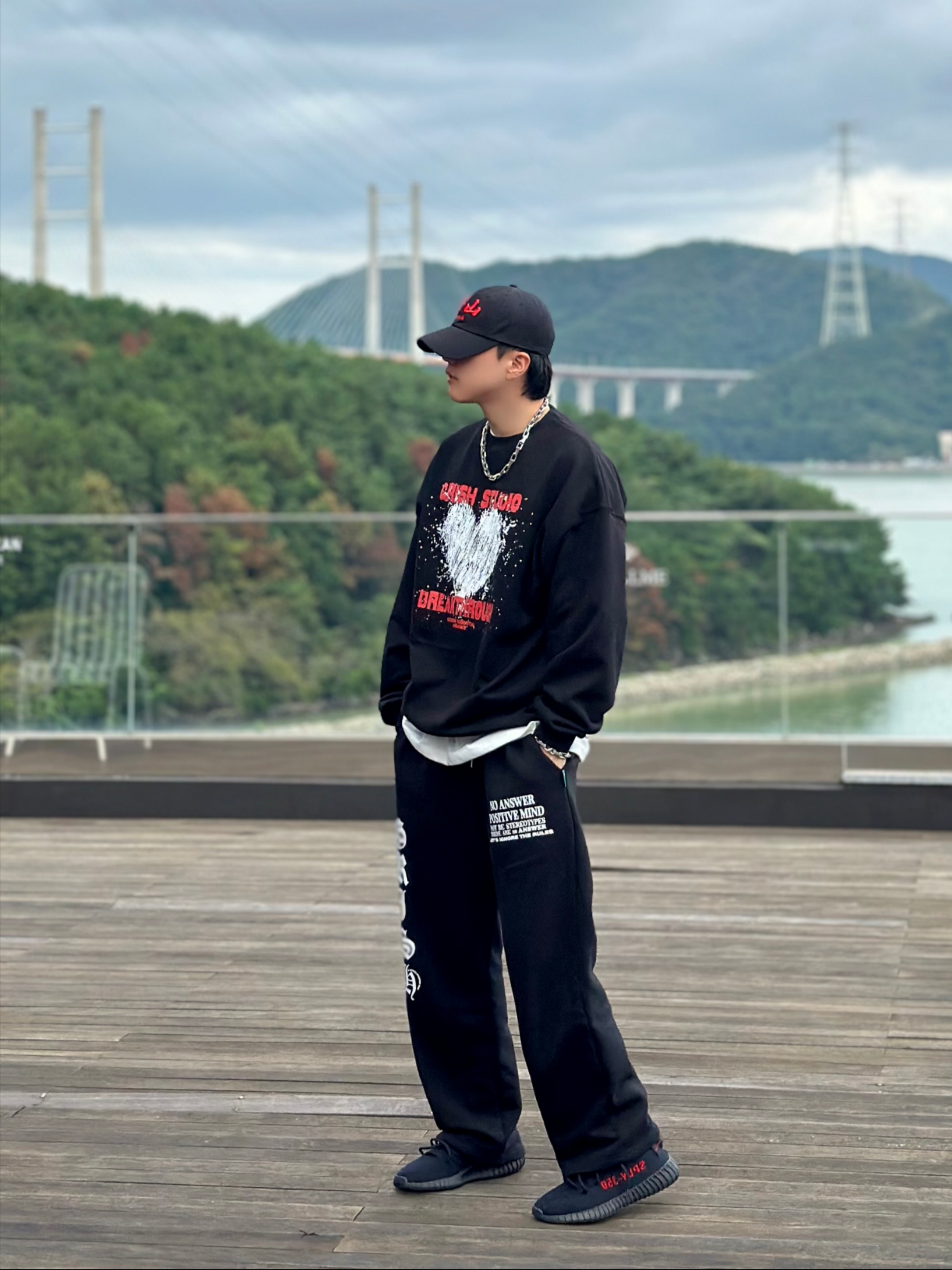 Adidas Yeezy Boost 350 V2 Black Red 2020, Louis Vuitton Monogram Chain Bracelet Silver 착용 스타일 - 3