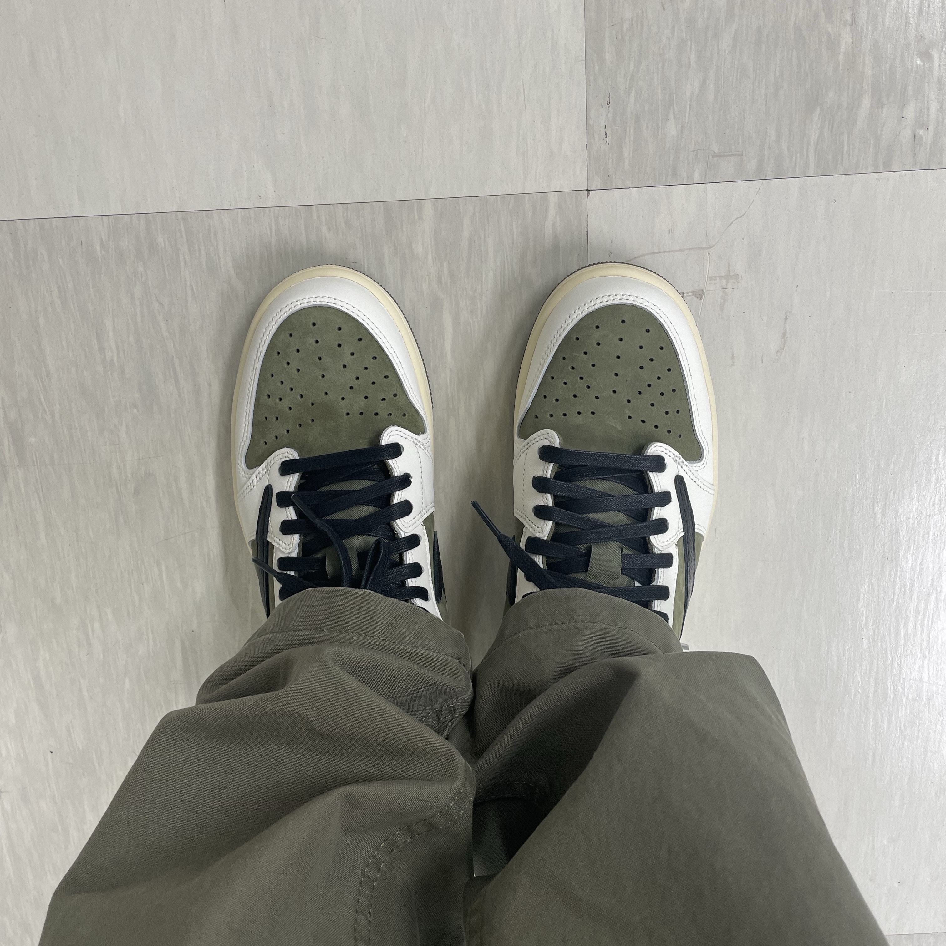Jordan 1 x Travis Scott Retro Low OG SP Reverse Olive 착용 스타일 - 4